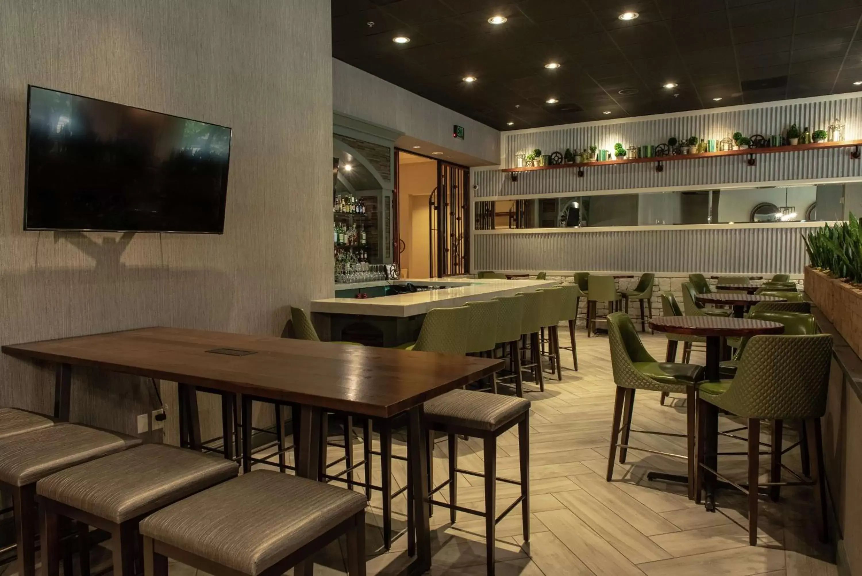 Lounge or bar, Lounge/Bar in DoubleTree by Hilton Santa Ana - Orange County Airport