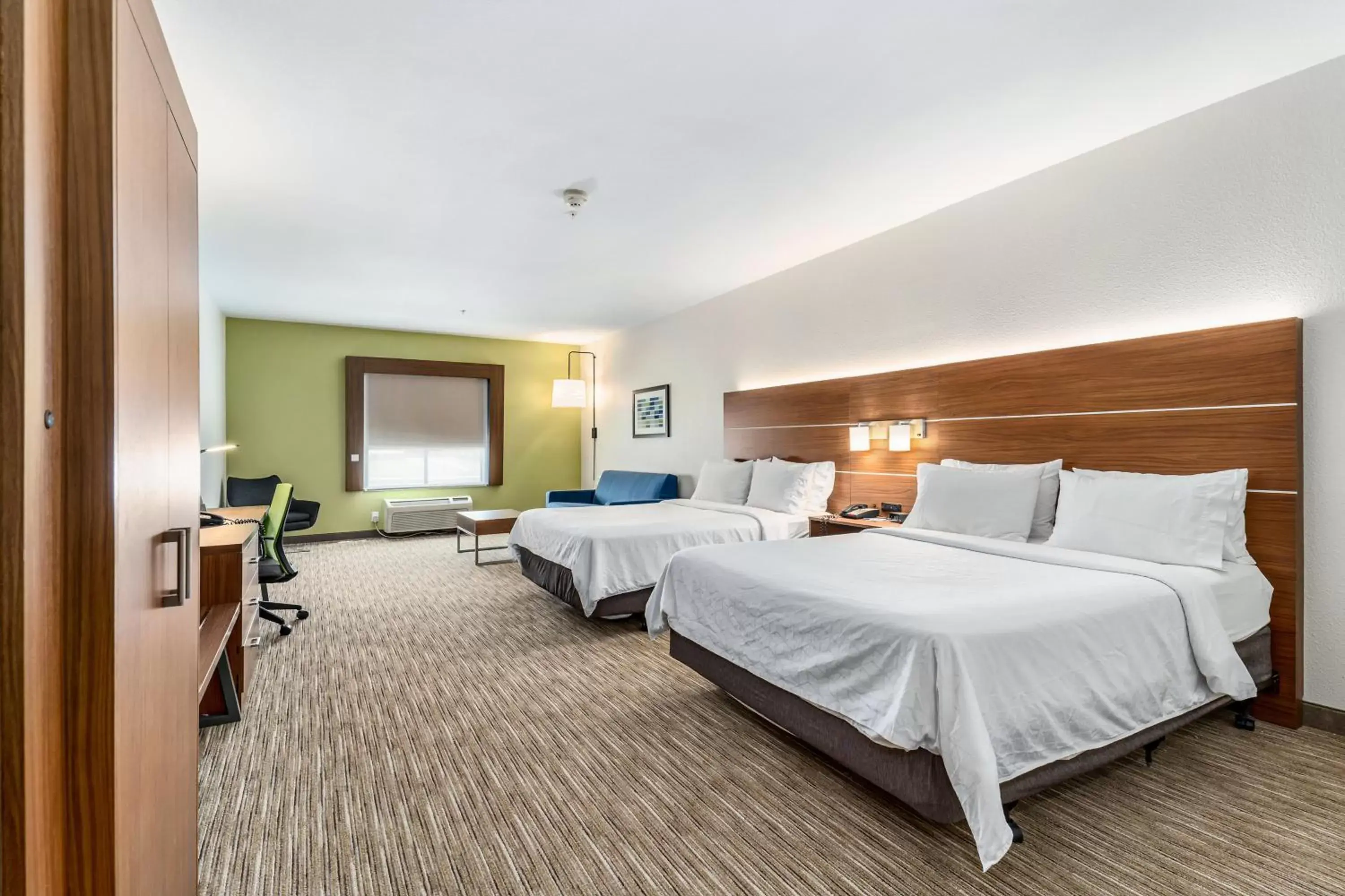 Photo of the whole room, Bed in Holiday Inn Express & Suites Van Buren-Fort Smith Area, an IHG Hotel