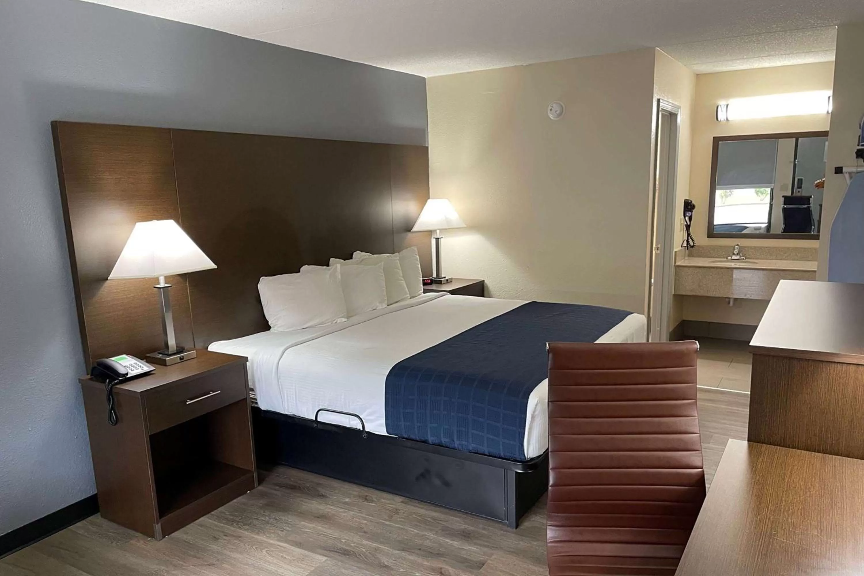 Photo of the whole room, Bed in Baymont by Wyndham Ridgeland I-95