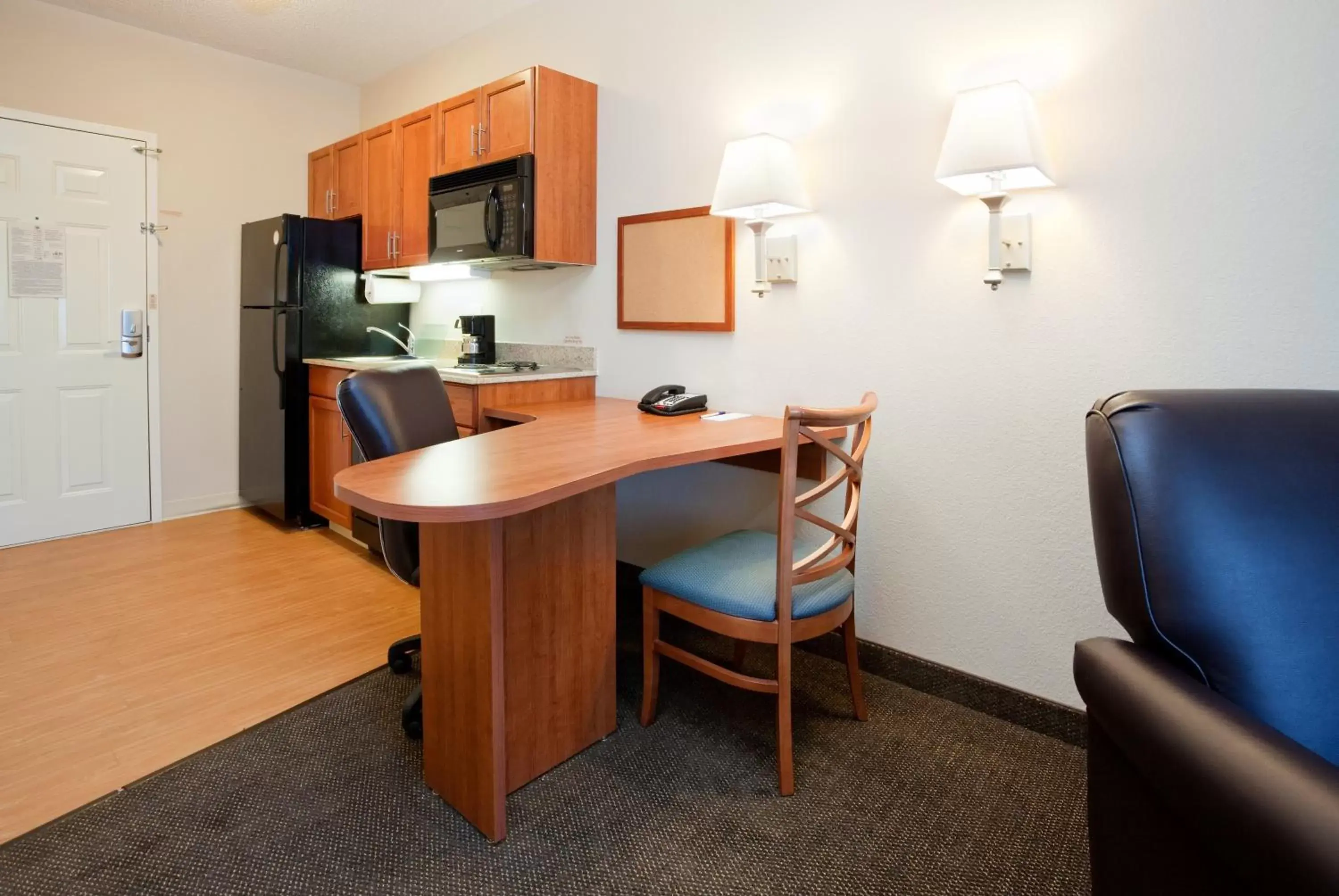 Photo of the whole room, Kitchen/Kitchenette in Candlewood Suites New Bern, an IHG Hotel