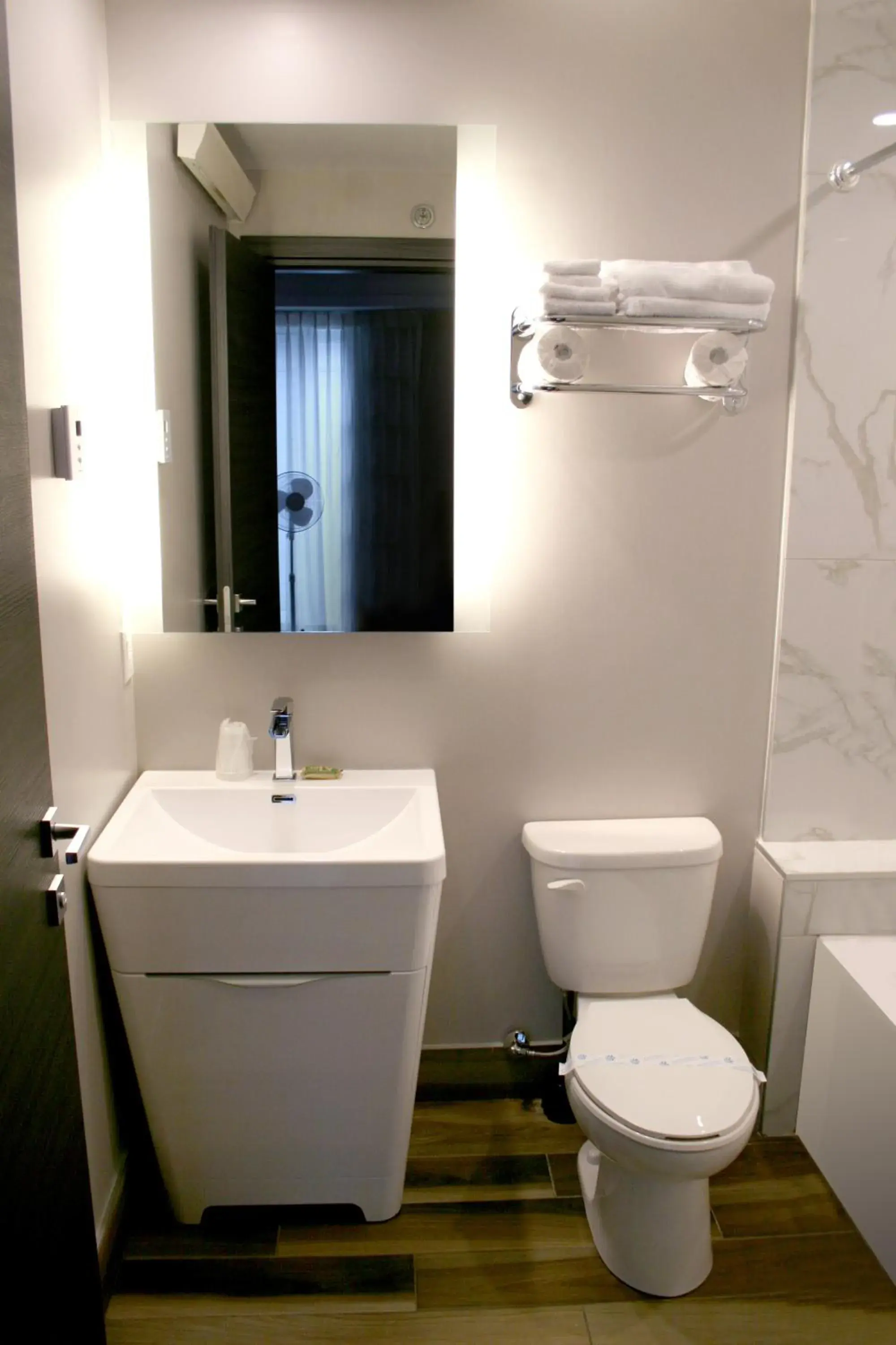 Bathroom in M Montreal Hostel
