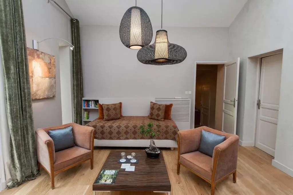 Seating Area in Hotel Château Des Alpilles