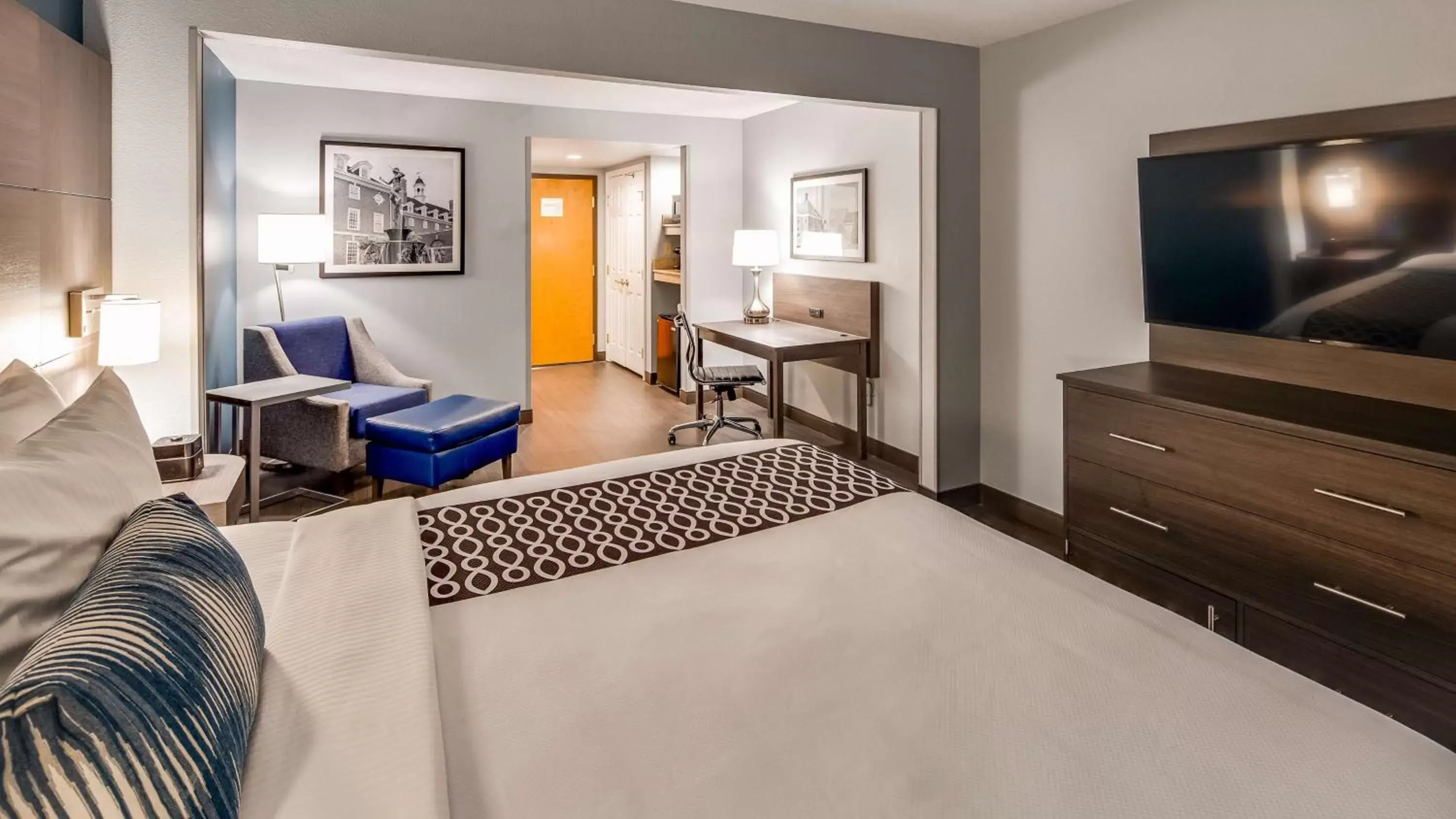 Bedroom, TV/Entertainment Center in Best Western Plus Champaign/Urbana Inn