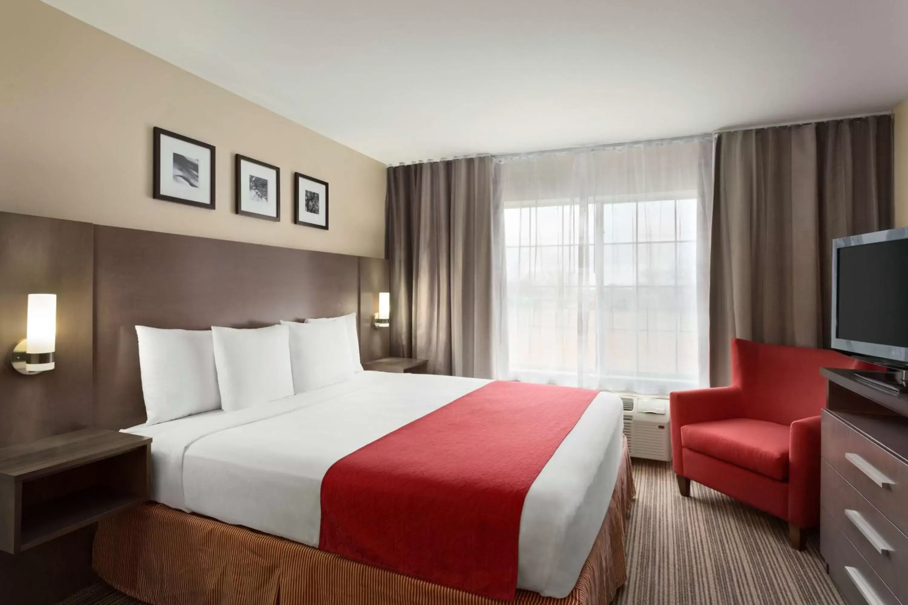 Photo of the whole room, Bed in Country Inn & Suites by Radisson, Omaha Airport, IA