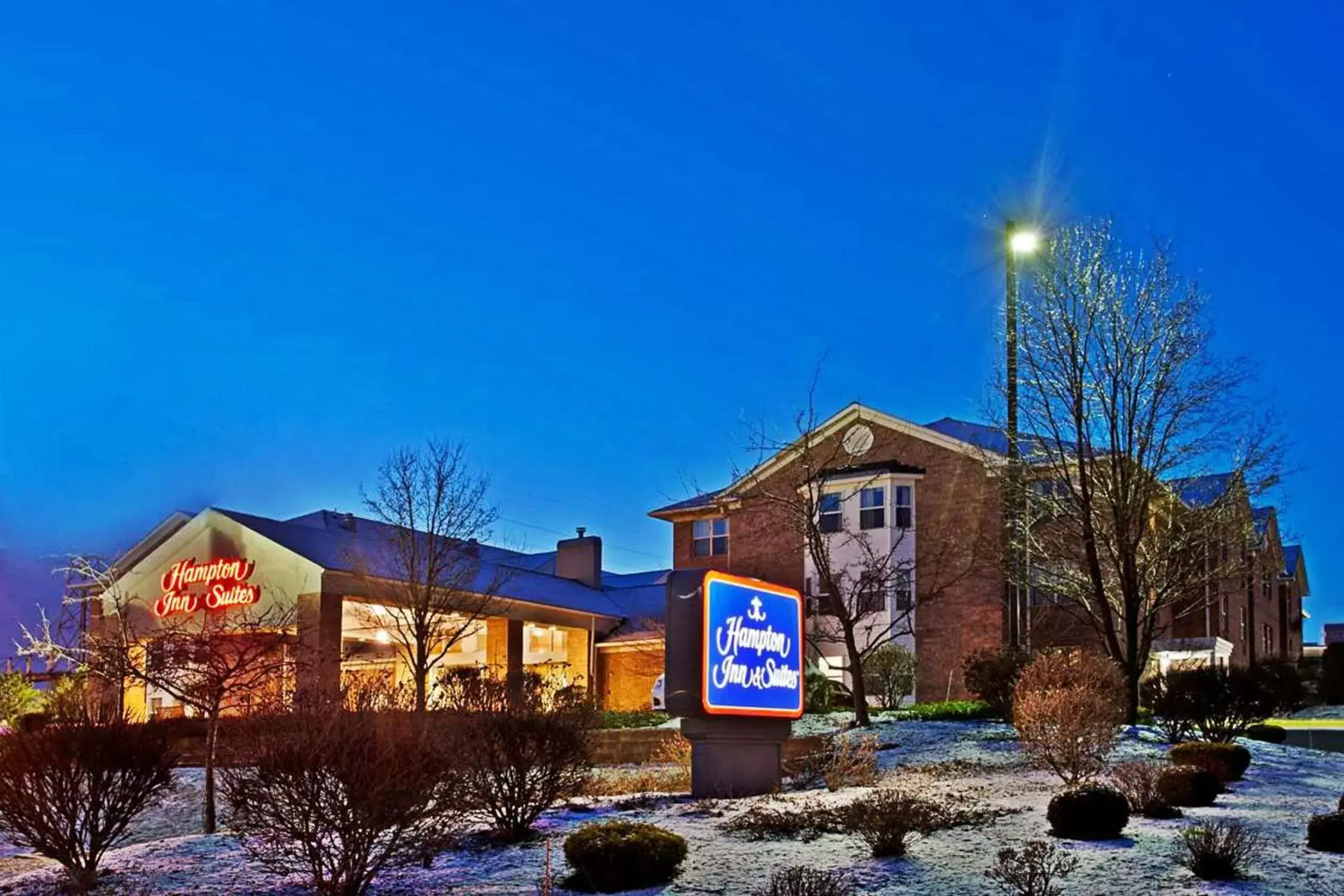 Property Building in Hampton Inn & Suites Cleveland-Independence