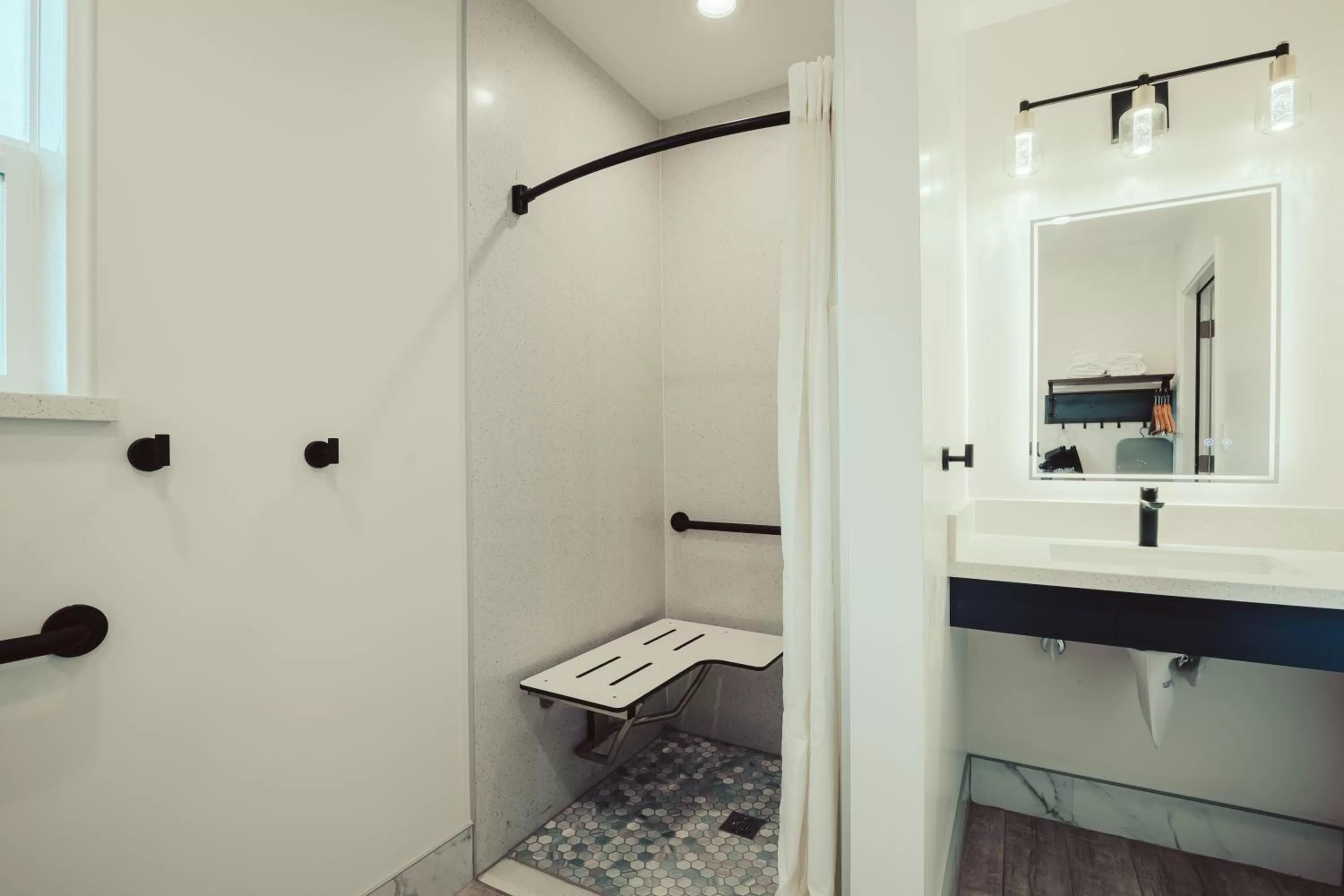 Shower in Blufftop Inn & Suites - Wharf/Restaurant District