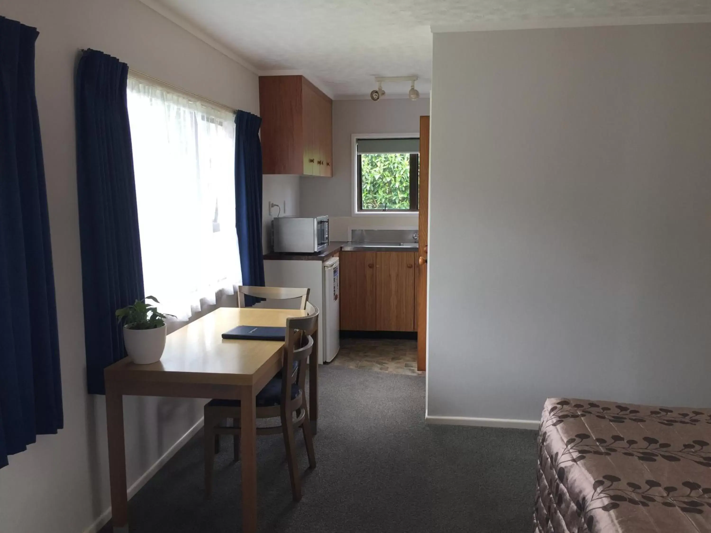 Kitchen or kitchenette, Dining Area in Cypress Court Motel