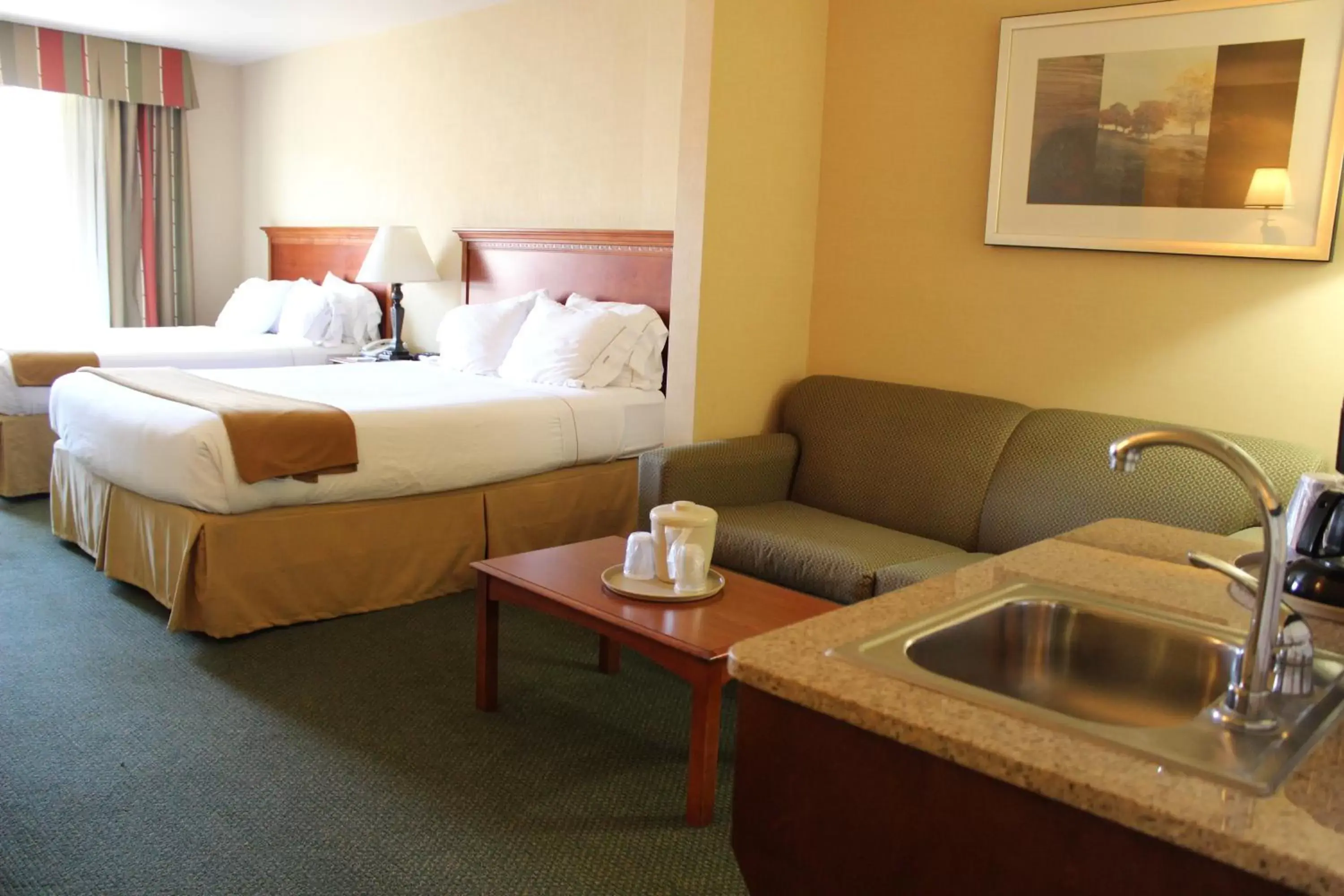 Bed in Holiday Inn Express Tehachapi, an IHG Hotel