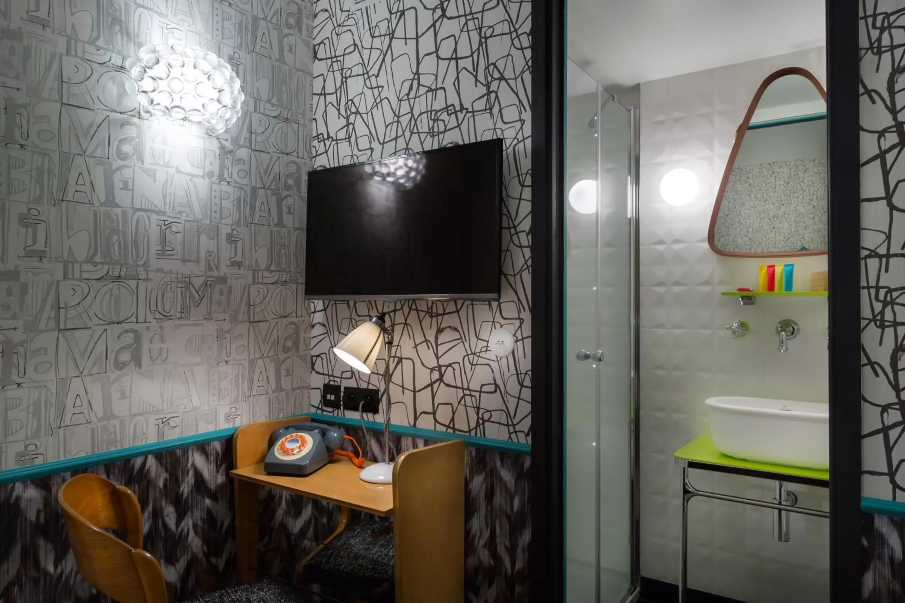 Shower, TV/Entertainment Center in Hotel Crayon Rouge By Elegancia
