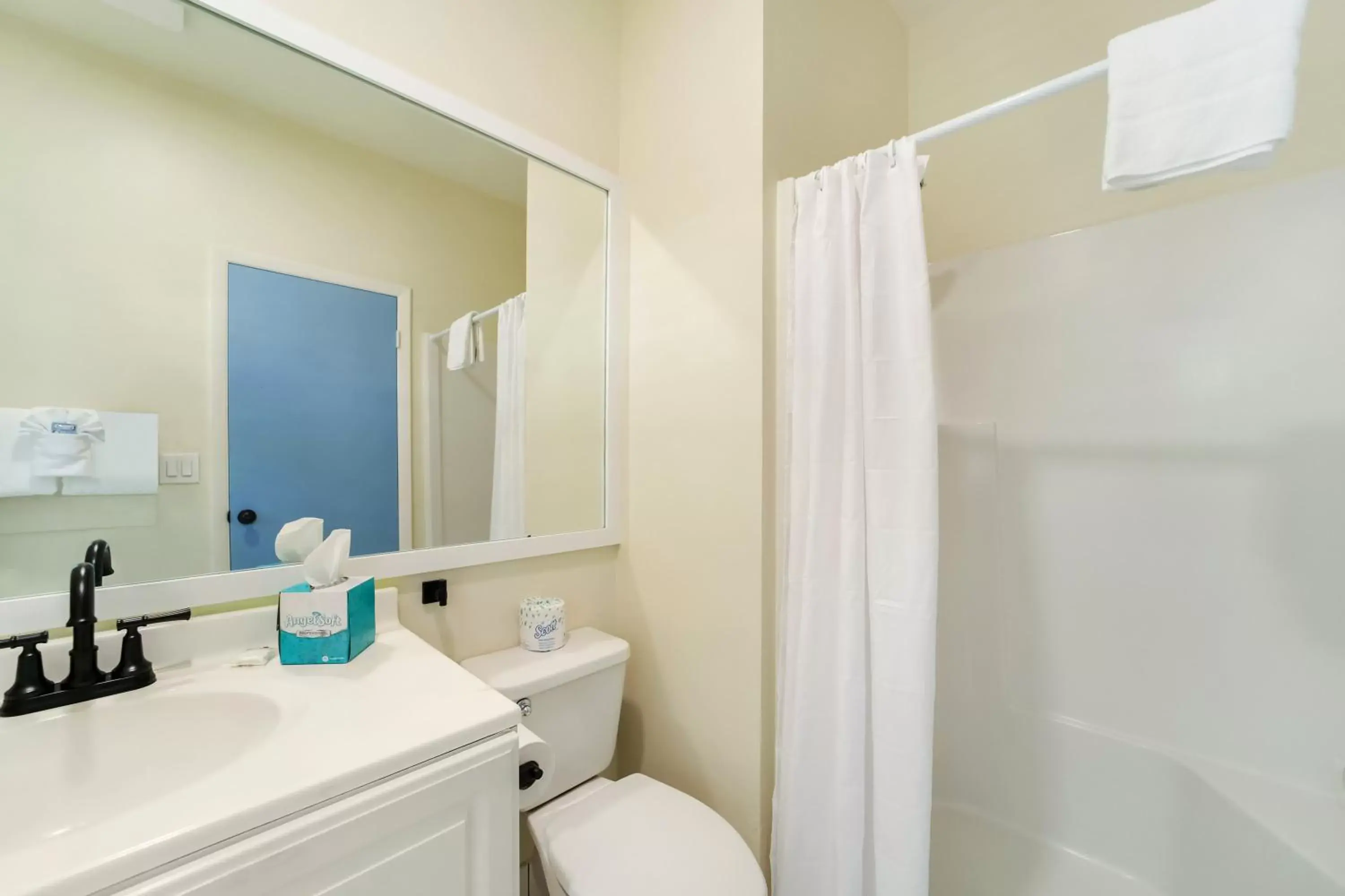 Shower, Bathroom in Tranquillity