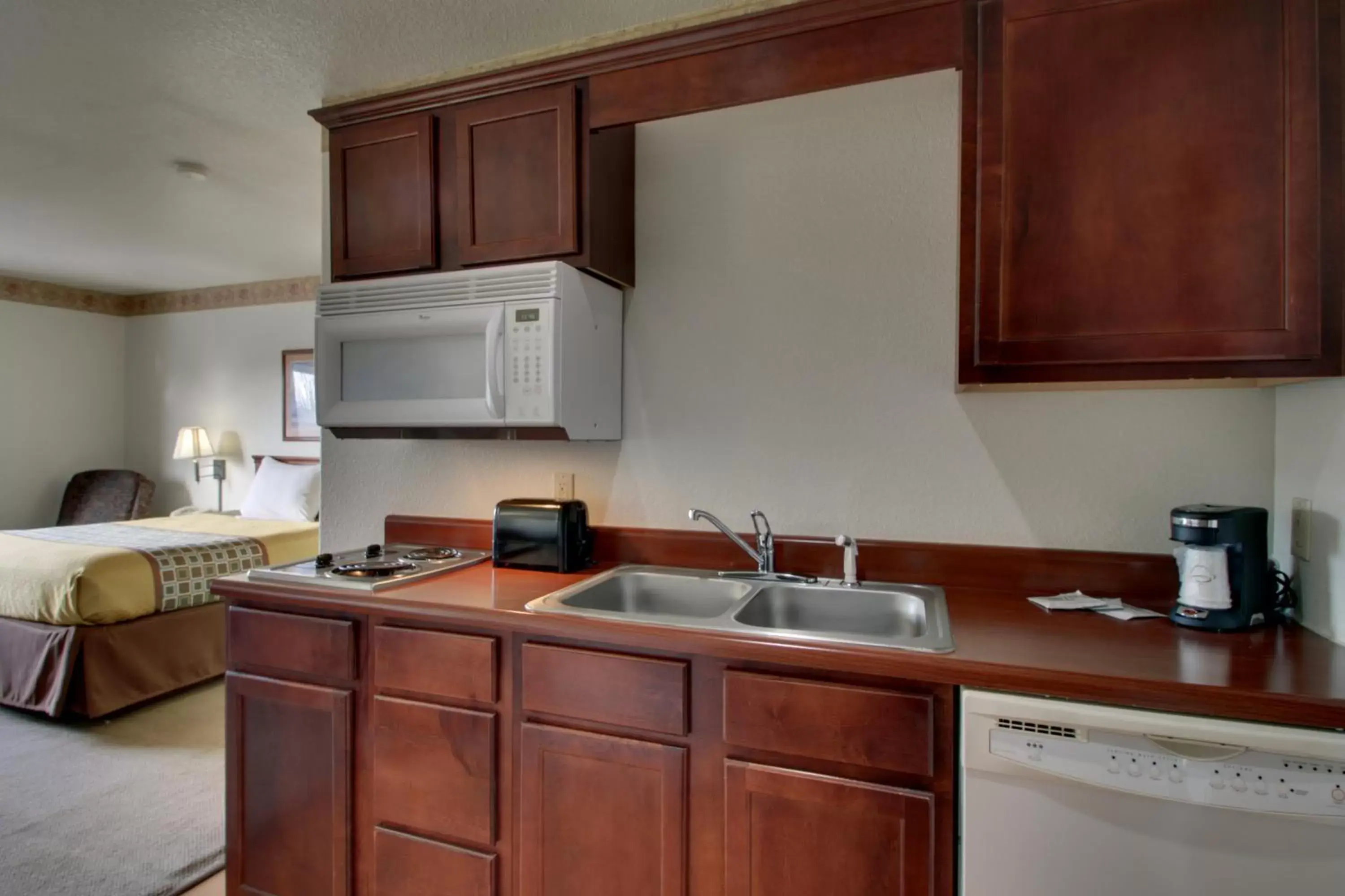 Kitchen/Kitchenette in All Towne Suites