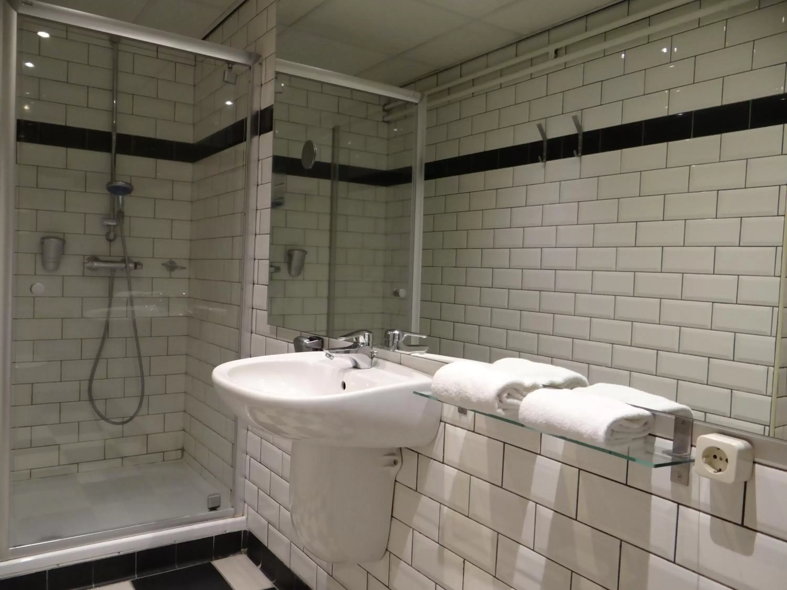 Shower, Bathroom in Tulip Inn Heerlen City Centre