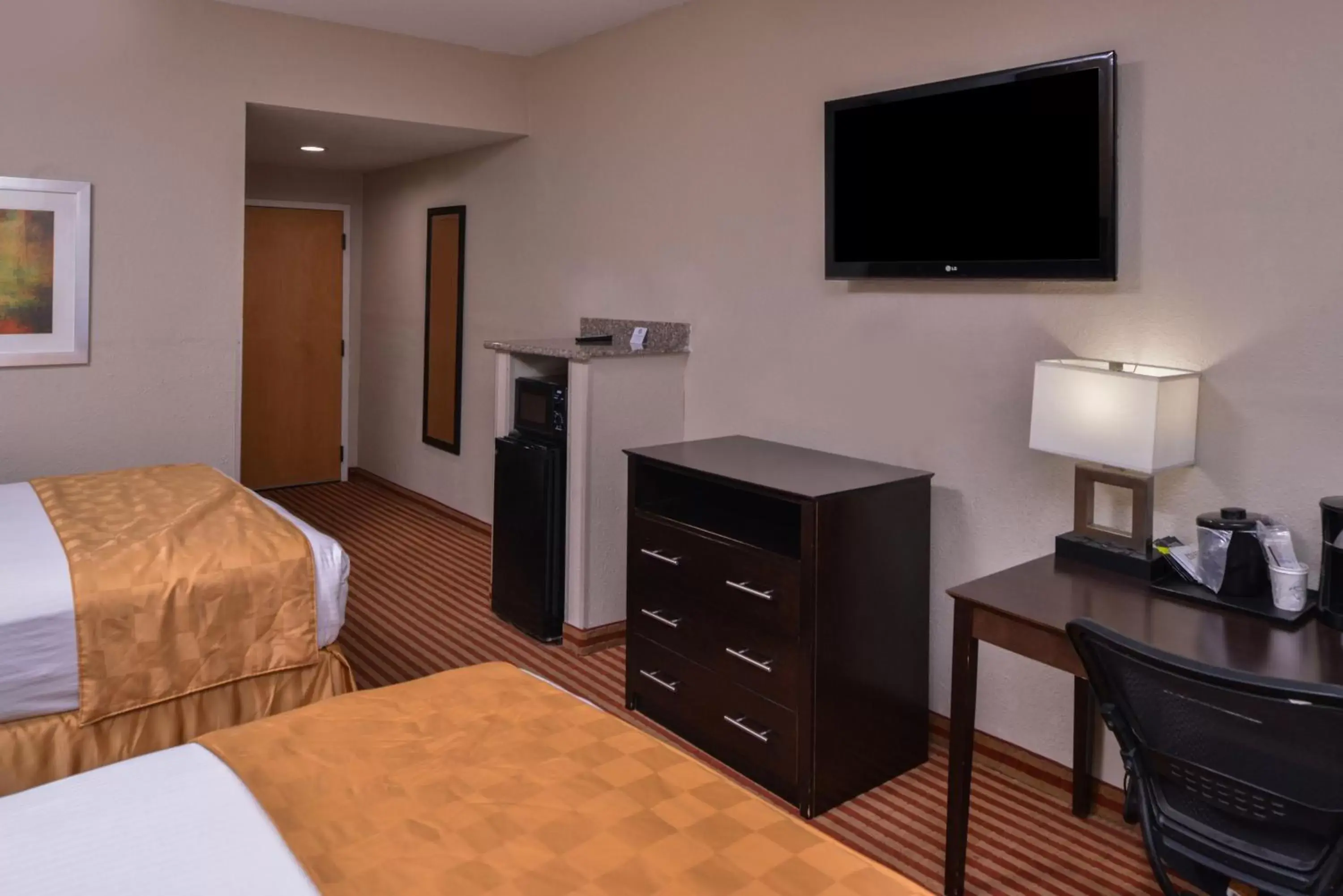 Communal lounge/ TV room, TV/Entertainment Center in Americas Best Value Inn & Suites Bastrop