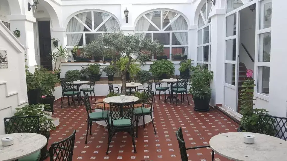 Patio, Restaurant/Places to Eat in Hotel Los Olivos