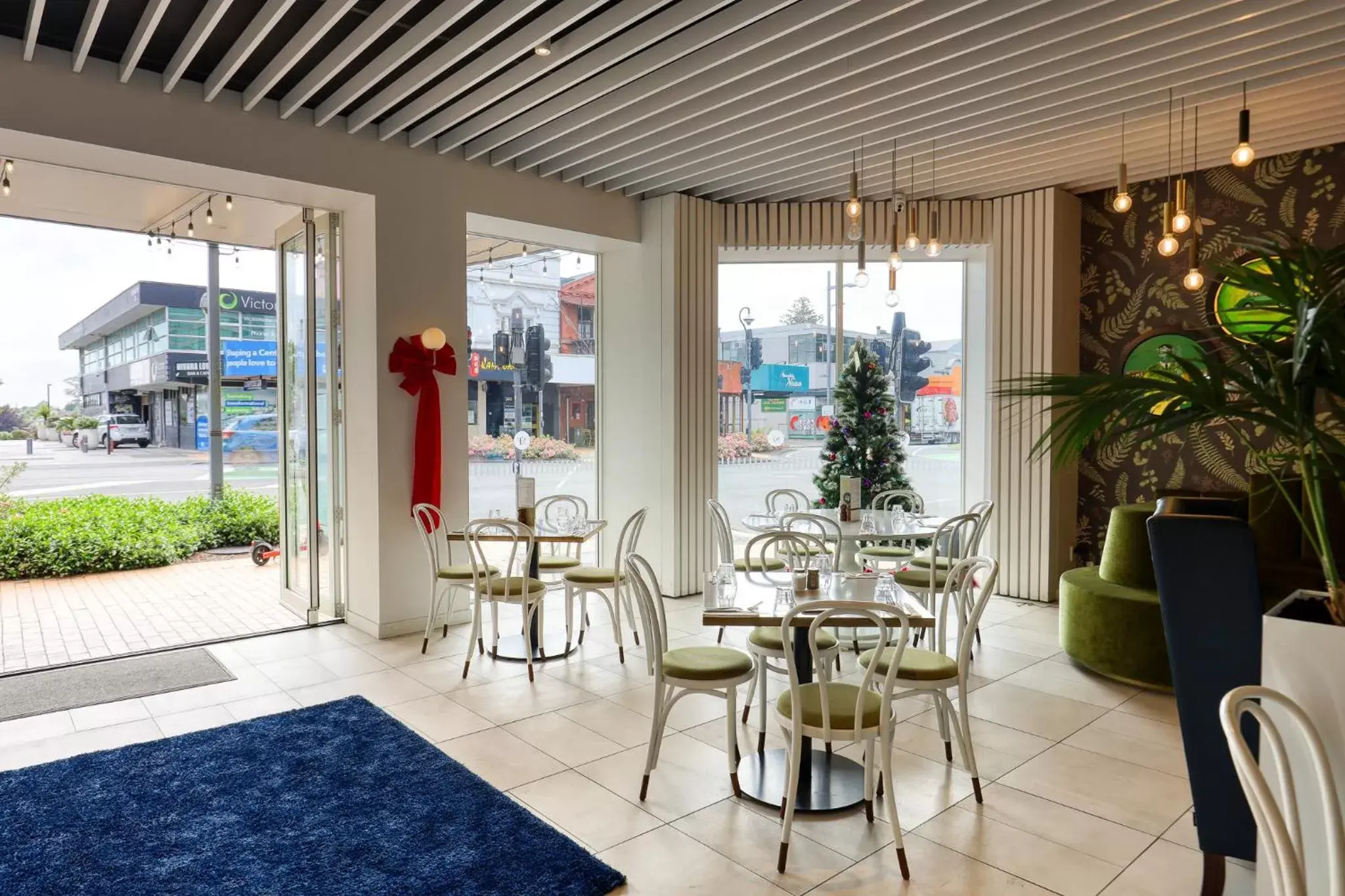 Dining area in Ramada by Wyndham, Hamilton City Center