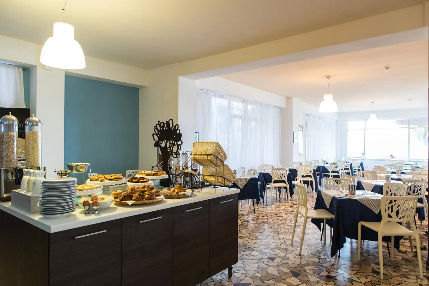 Restaurant/places to eat in Hotel International