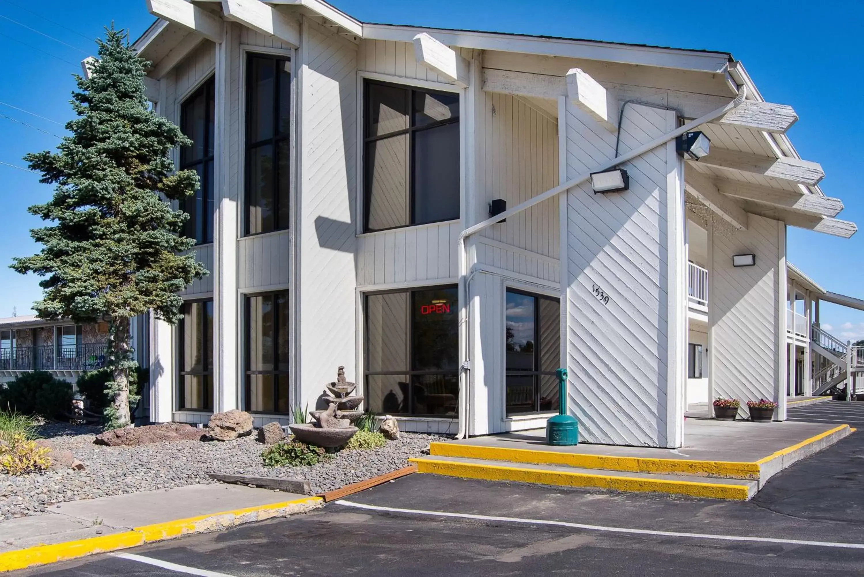 Property Building in Motel 6-Madras, OR