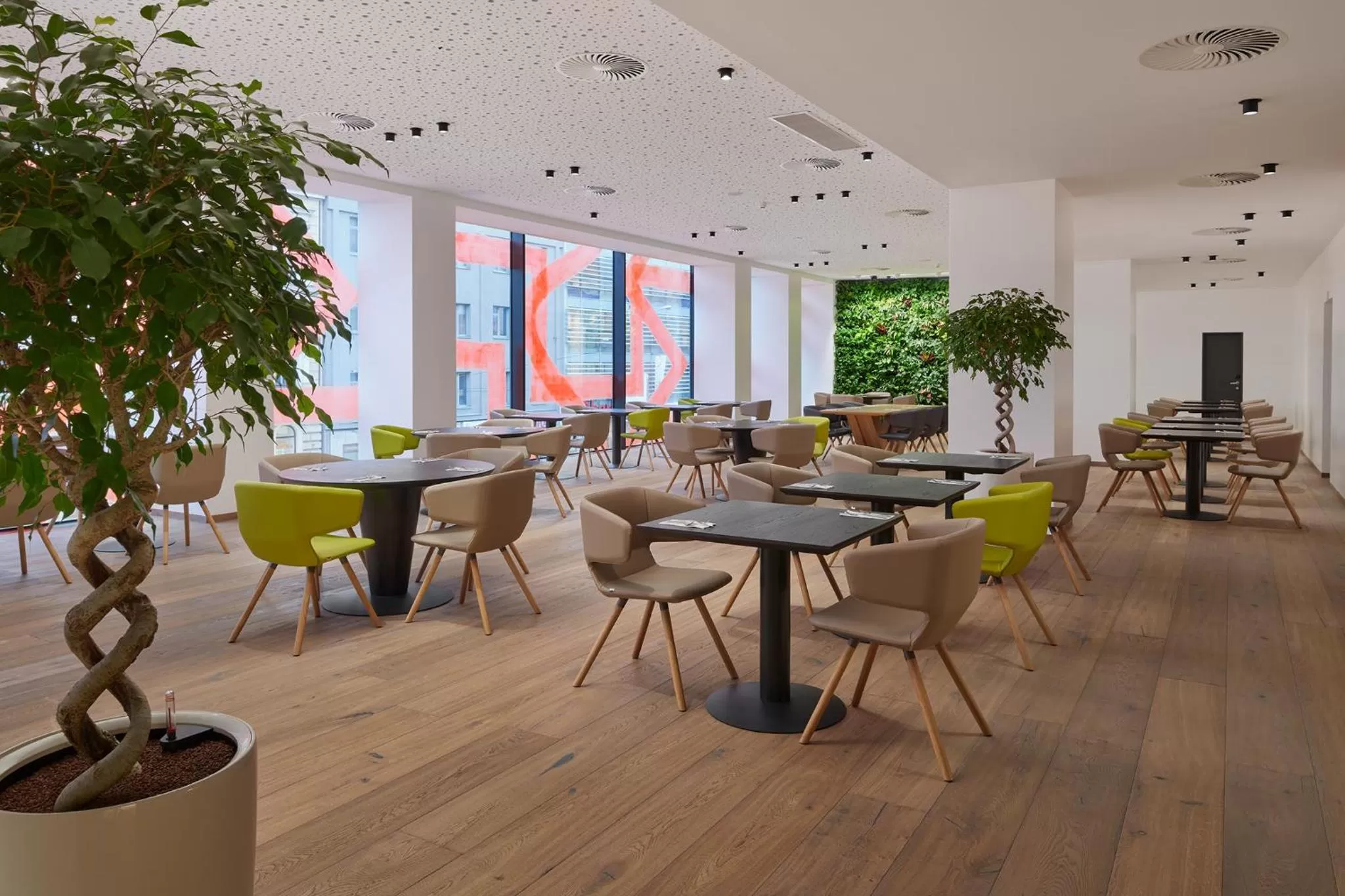 Restaurant/places to eat in Hotel Passage