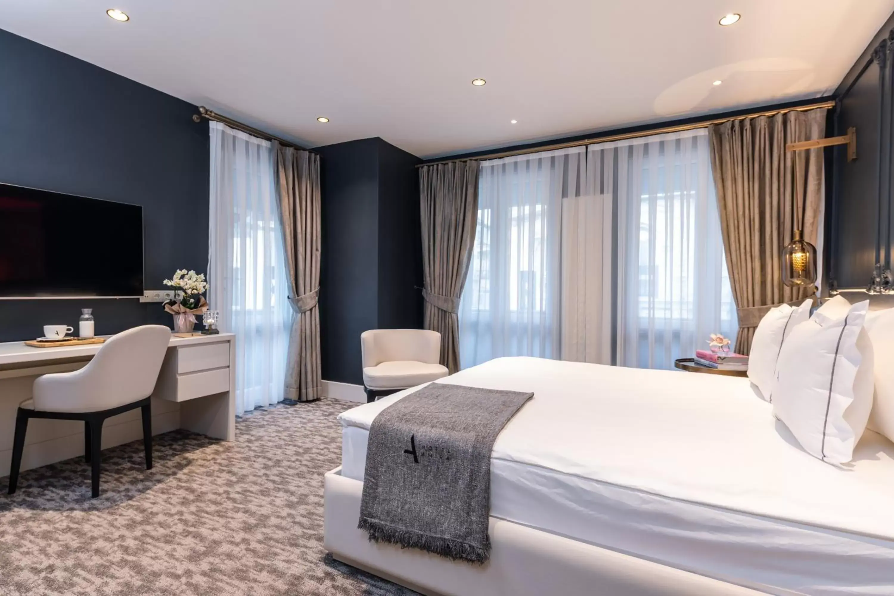 Bedroom, TV/Entertainment Center in Hotel Amira Istanbul