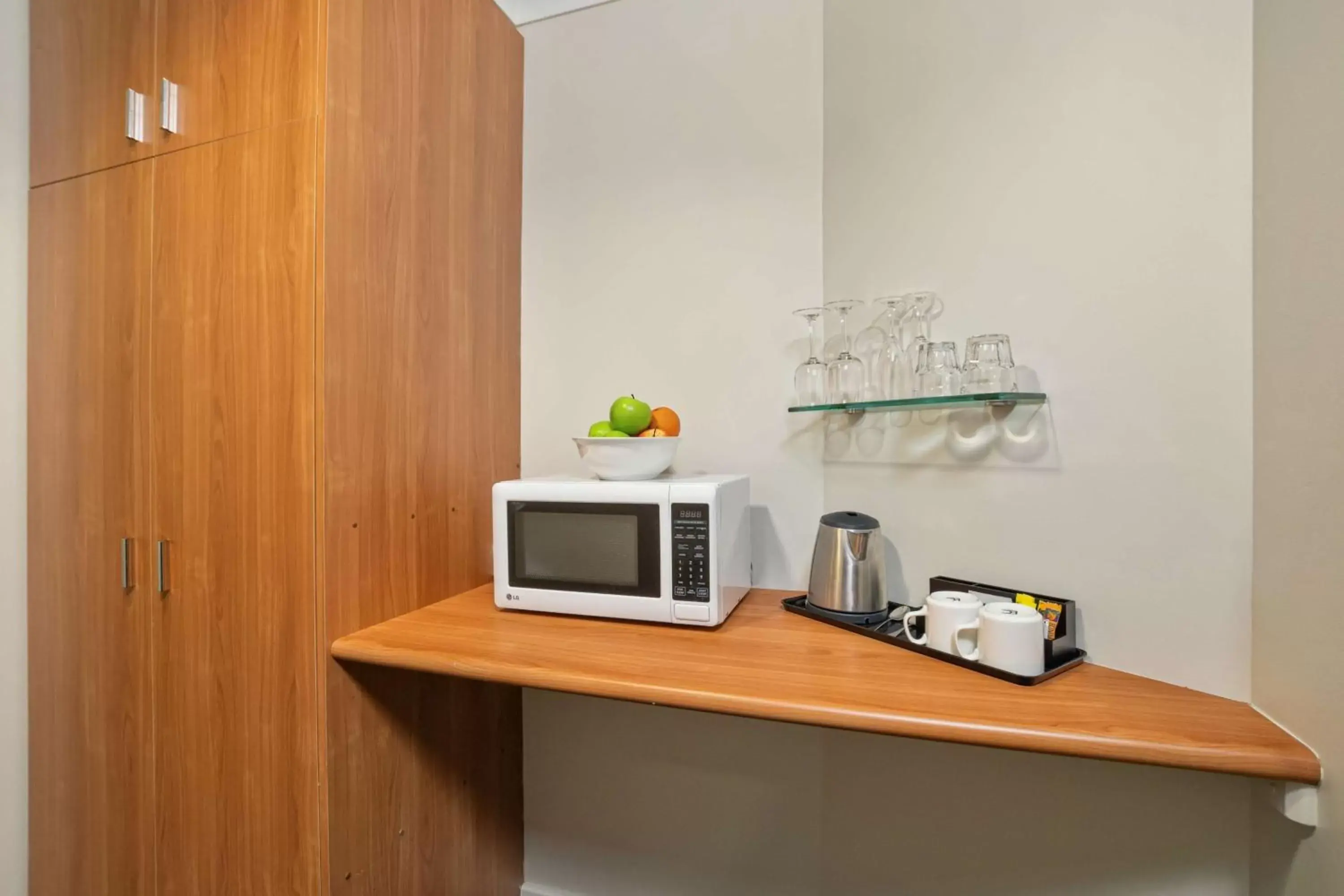 Coffee/tea facilities, Kitchen/Kitchenette in Metro Hotel Perth City