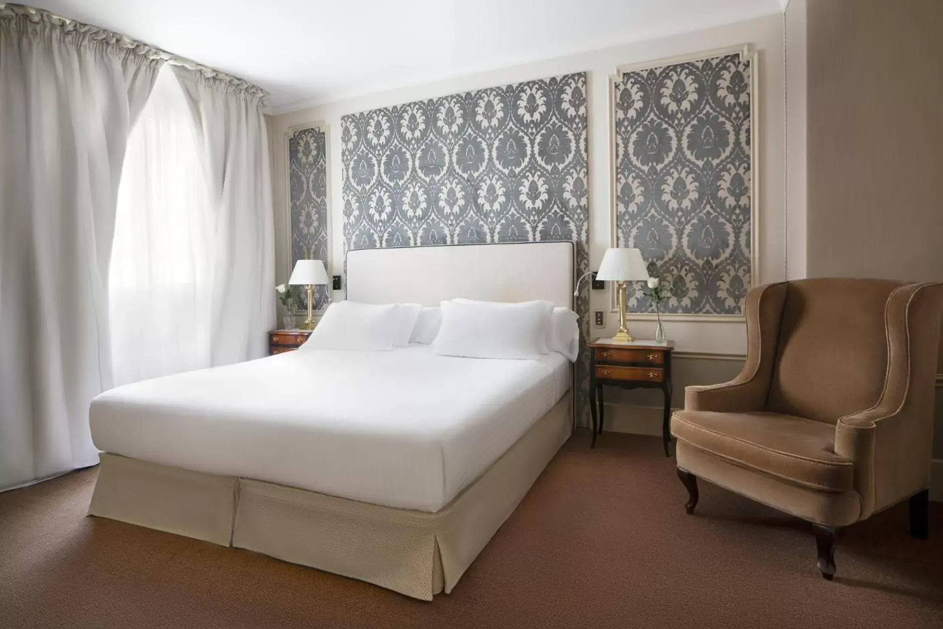 Photo of the whole room, Bed in Hotel El Palace Barcelona
