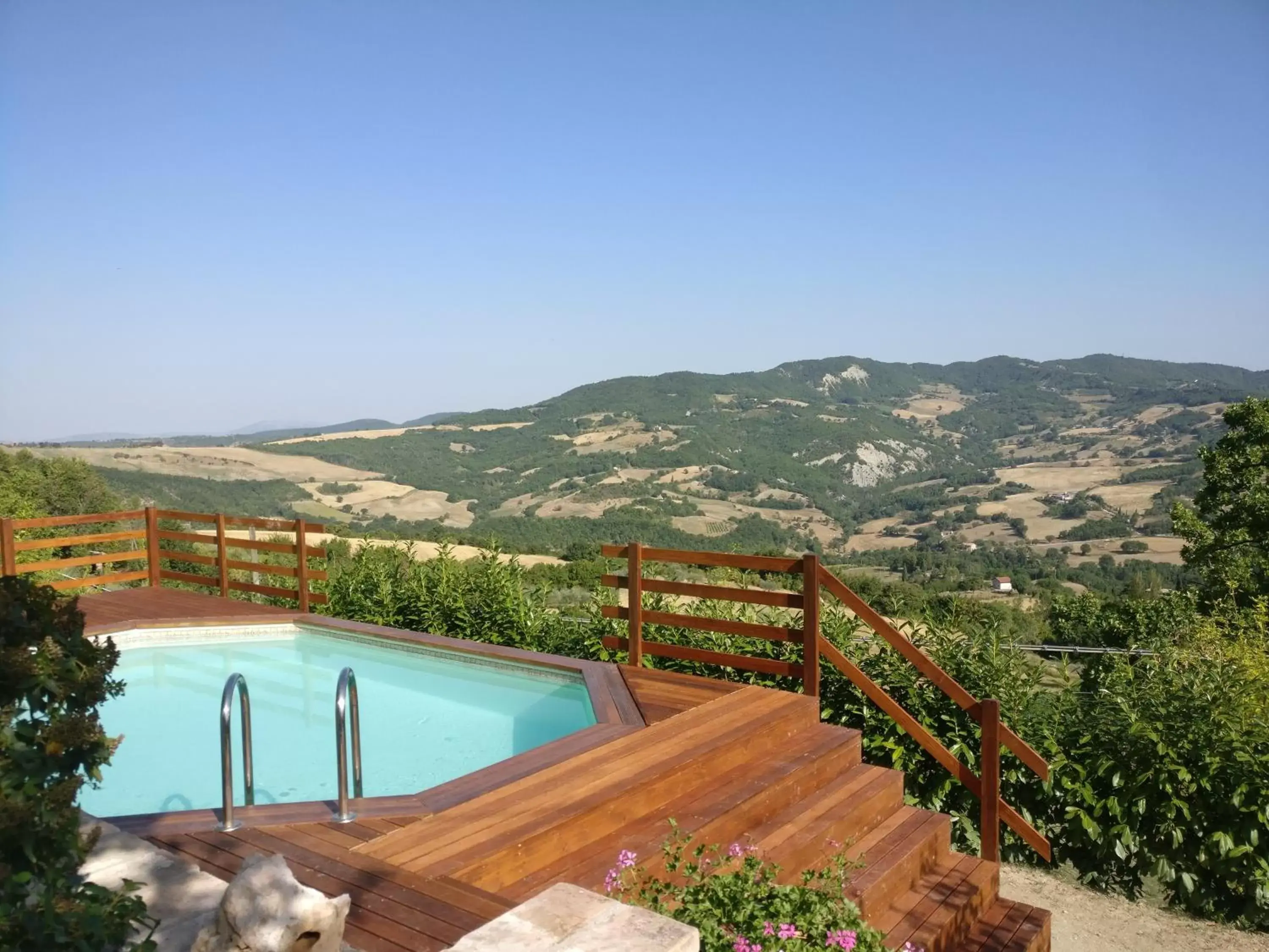 Pool View in B&B La Terrazza Del Subasio