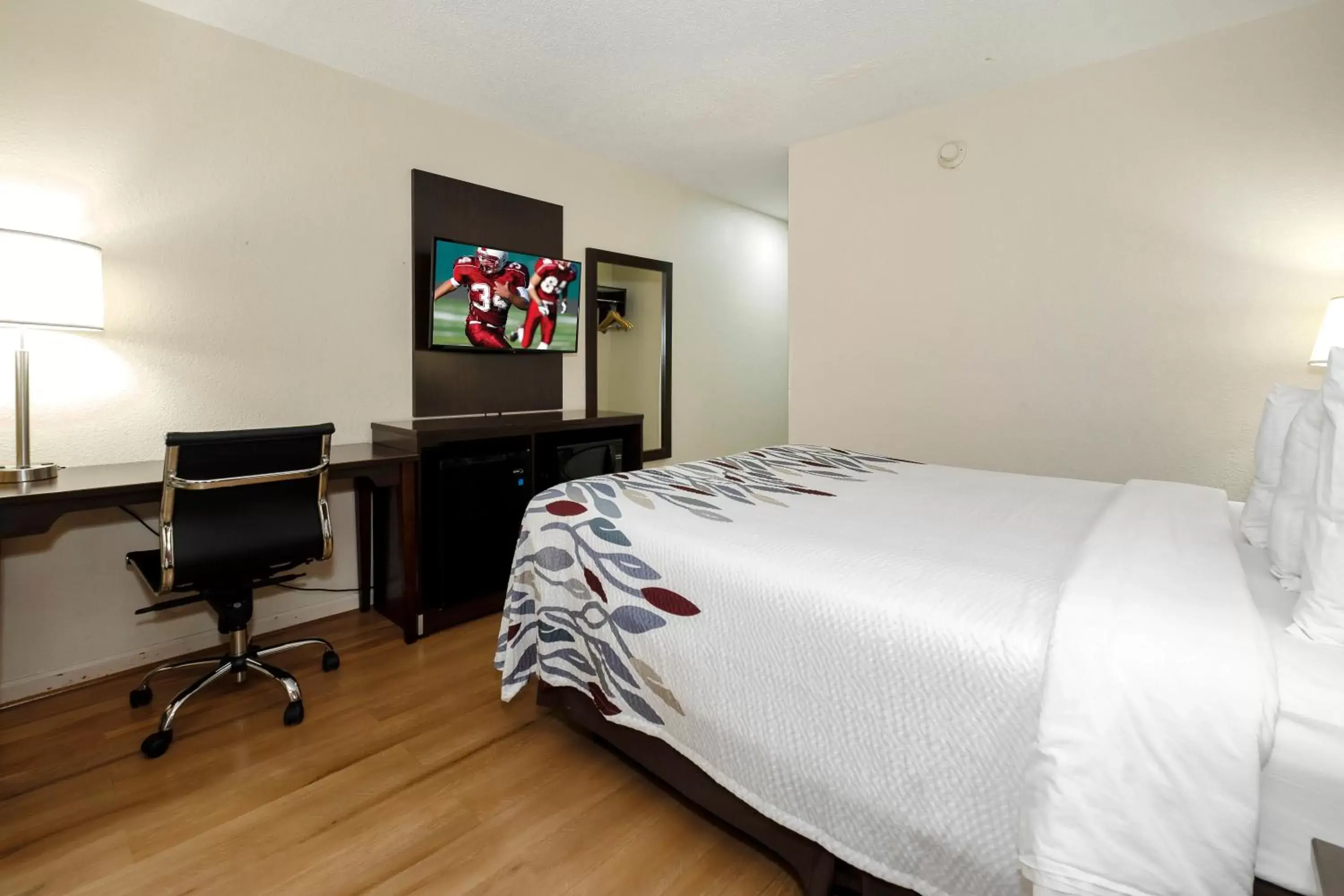 Bedroom in Red Roof Inn Hillsville