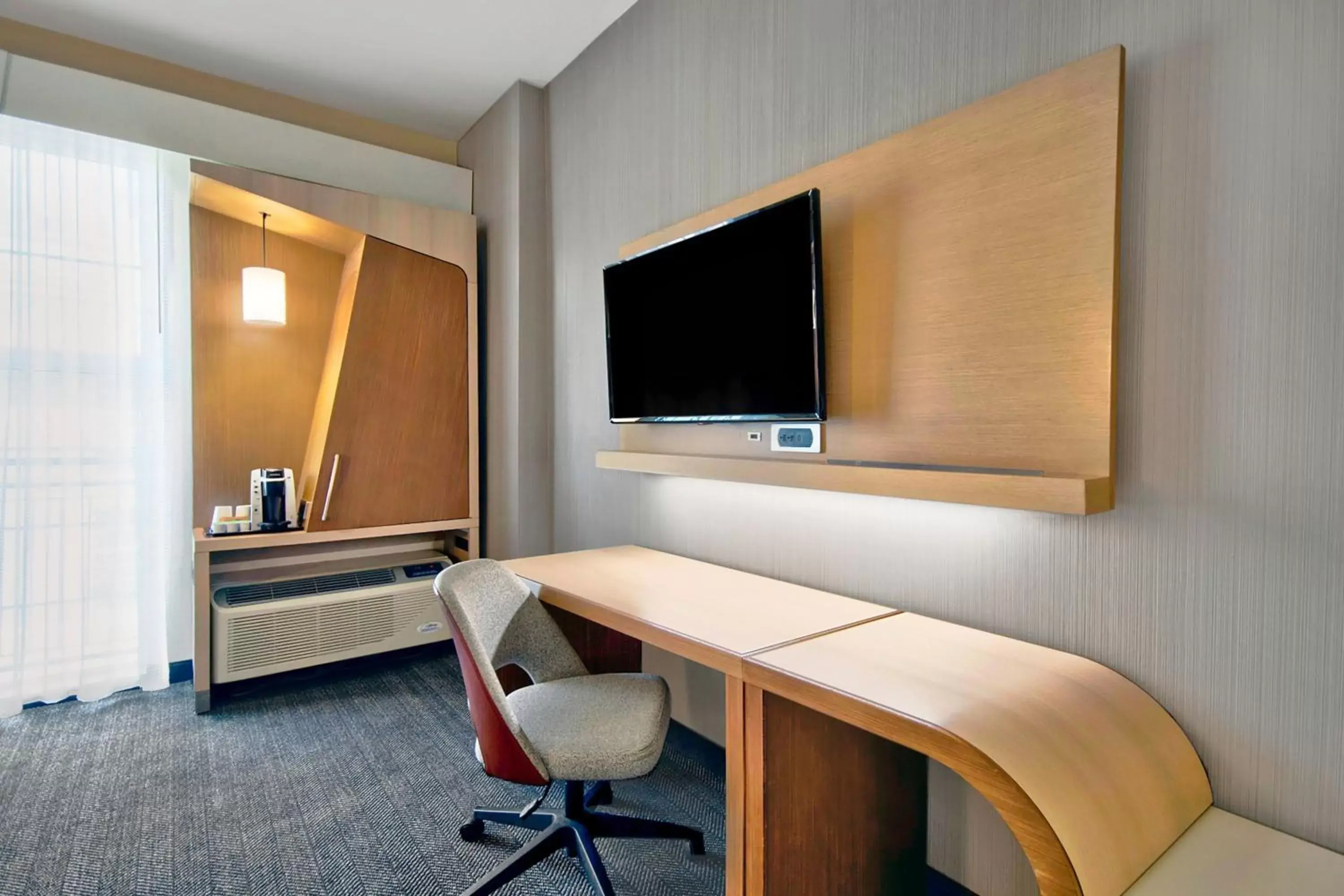 Photo of the whole room, TV/Entertainment Center in Courtyard by Marriott Nashville Green Hills