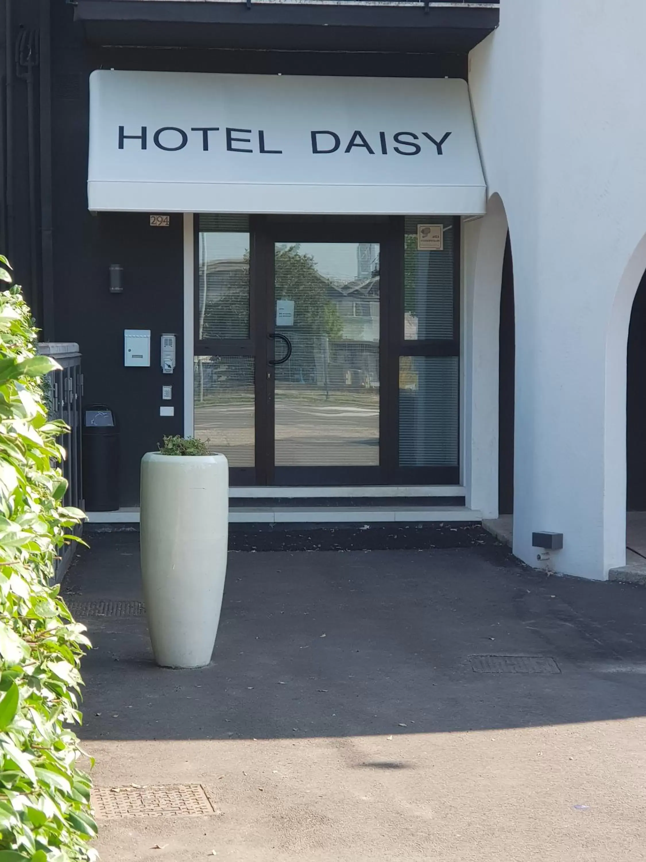 Property building in Hotel Daisy