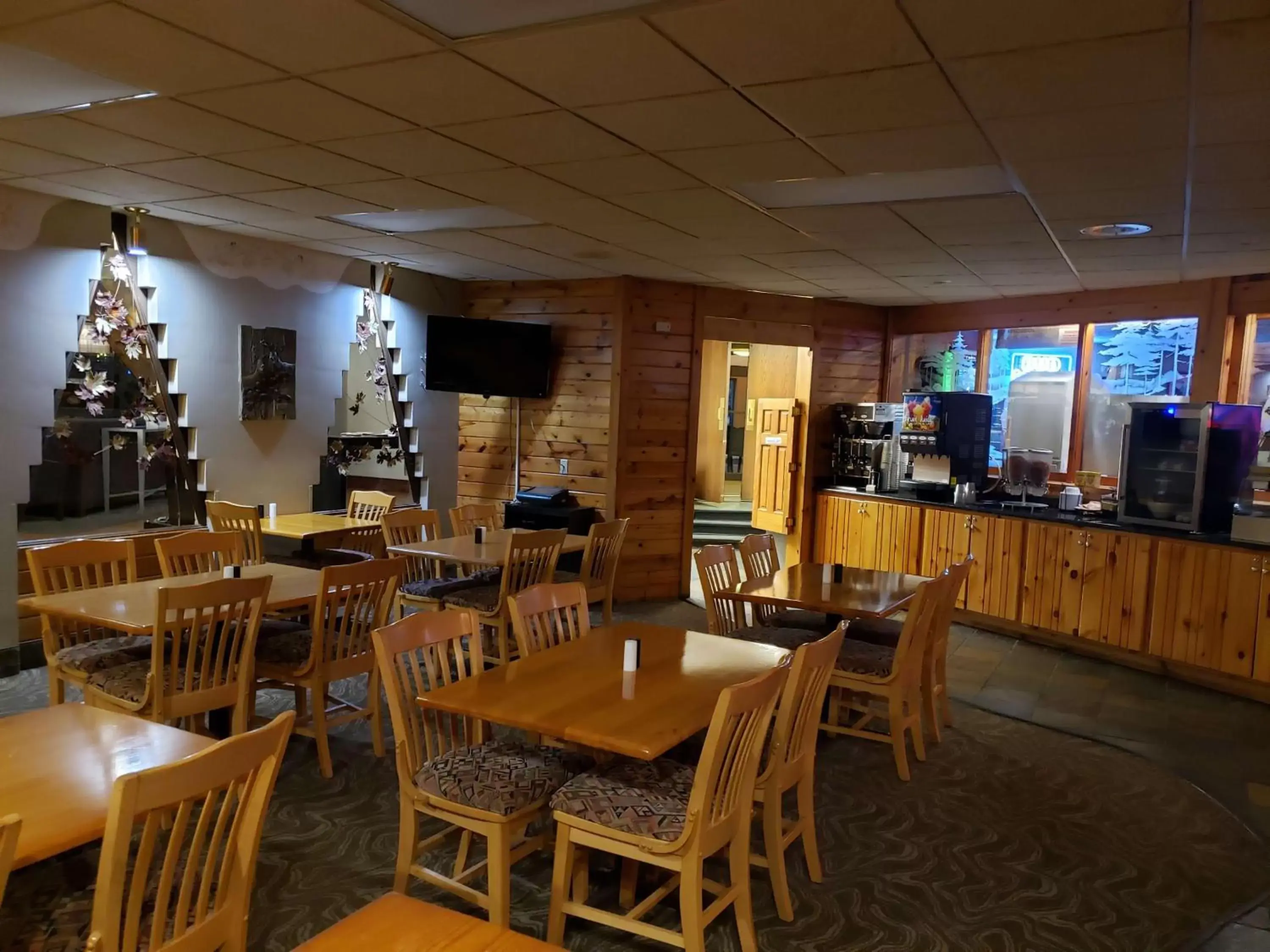 Restaurant/Places to Eat in SureStay Plus Hotel by Best Western Black River Falls