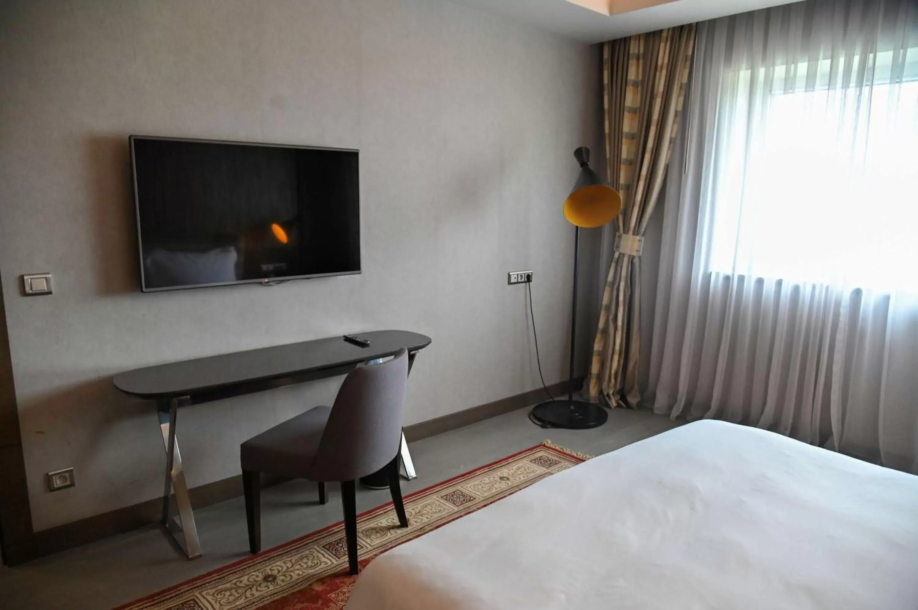 Bed, TV/Entertainment Center in Radisson Blu Hotel, Abidjan Airport