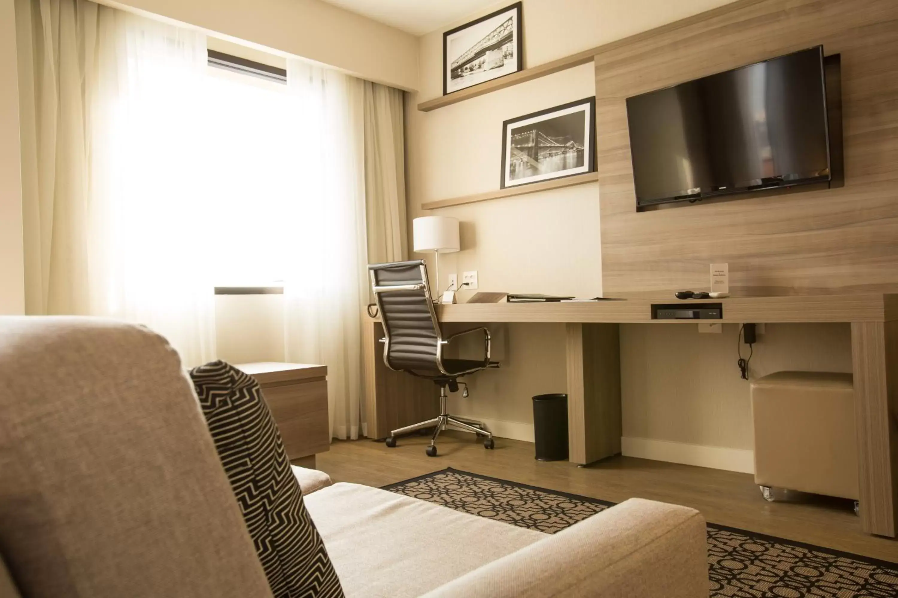 Bedroom, TV/Entertainment Center in Staybridge Suites São Paulo, an IHG Hotel