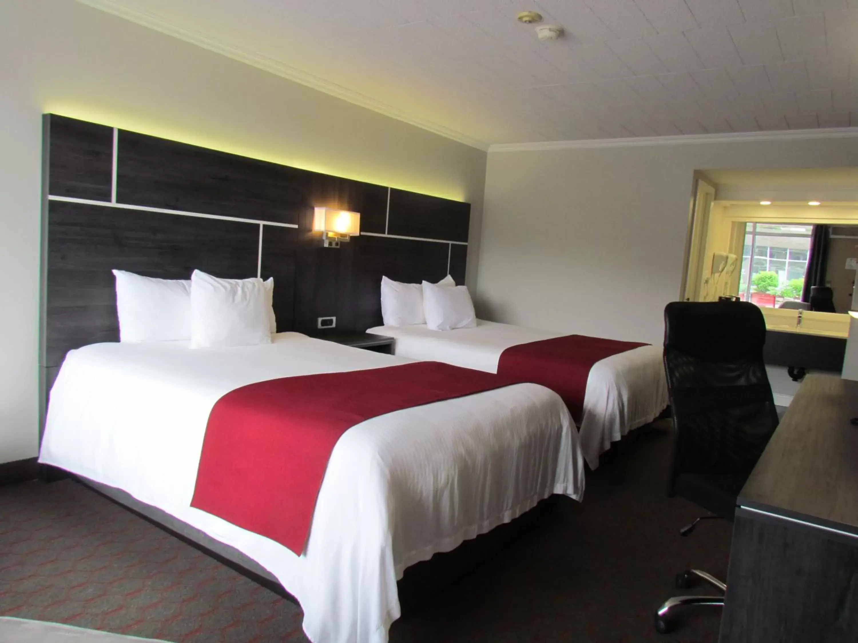 Bedroom, Bed in Rodeway Inn King William Huntsville