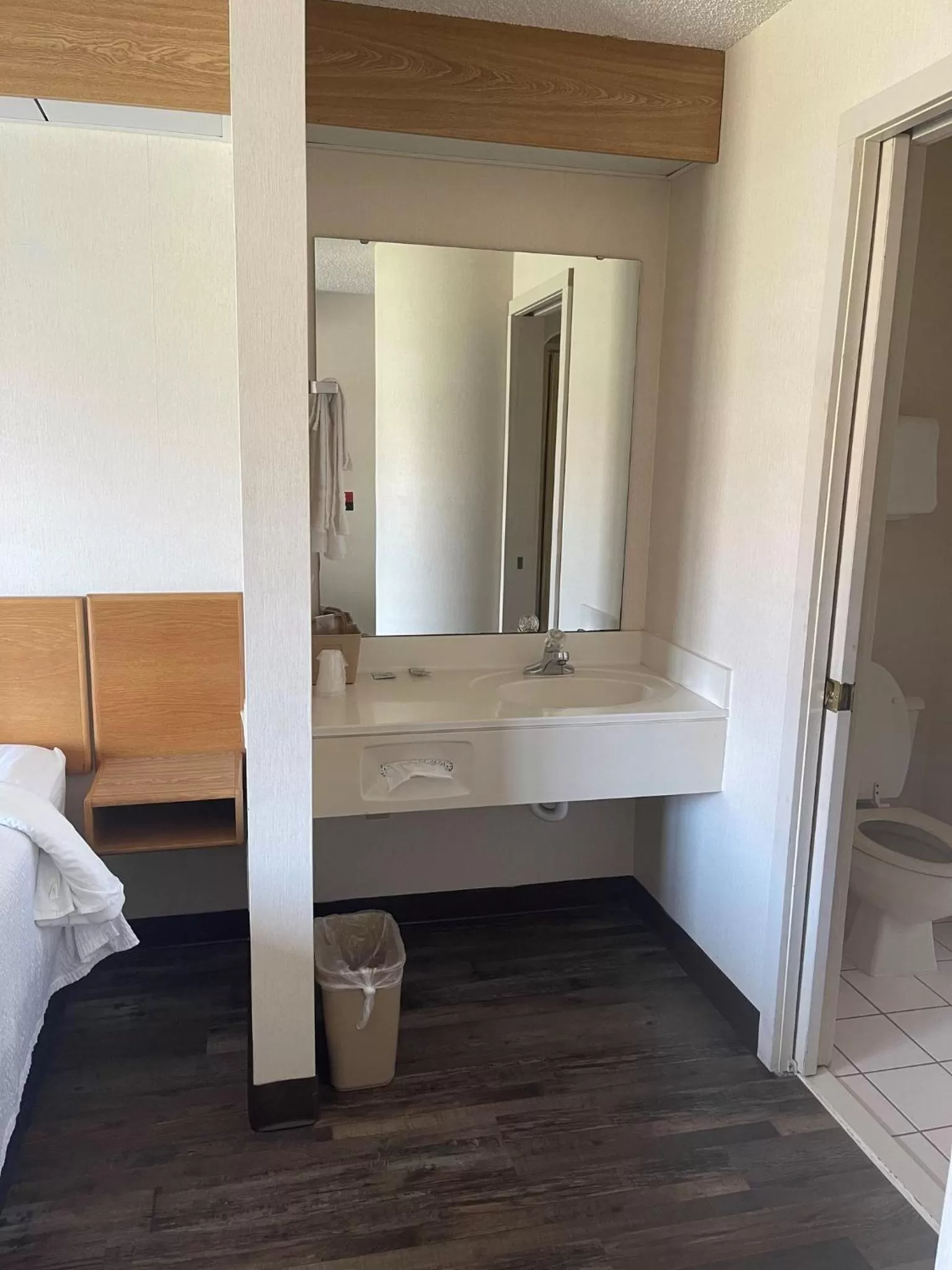 Bathroom, Bed in Red Roof Inn Branson