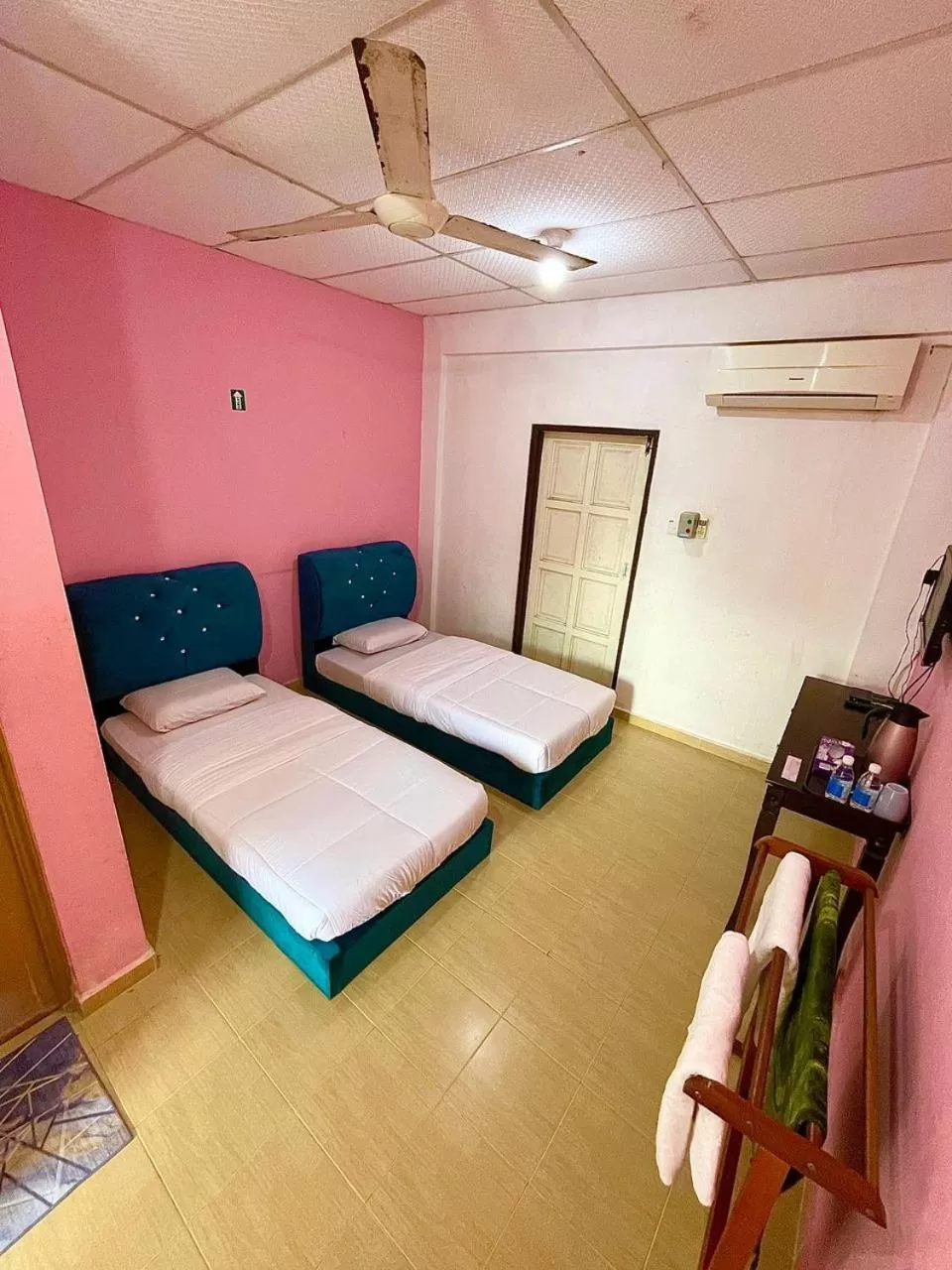 Toilet, Bed in DGeting Beach Resort