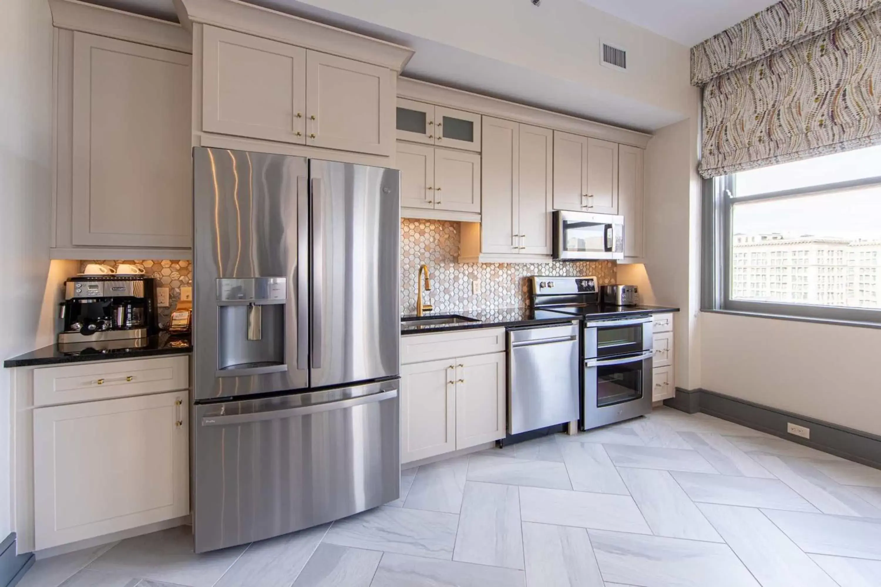 Photo of the whole room, Kitchen/Kitchenette in Holiday Inn Club Vacations New Orleans Resort, an IHG Hotel