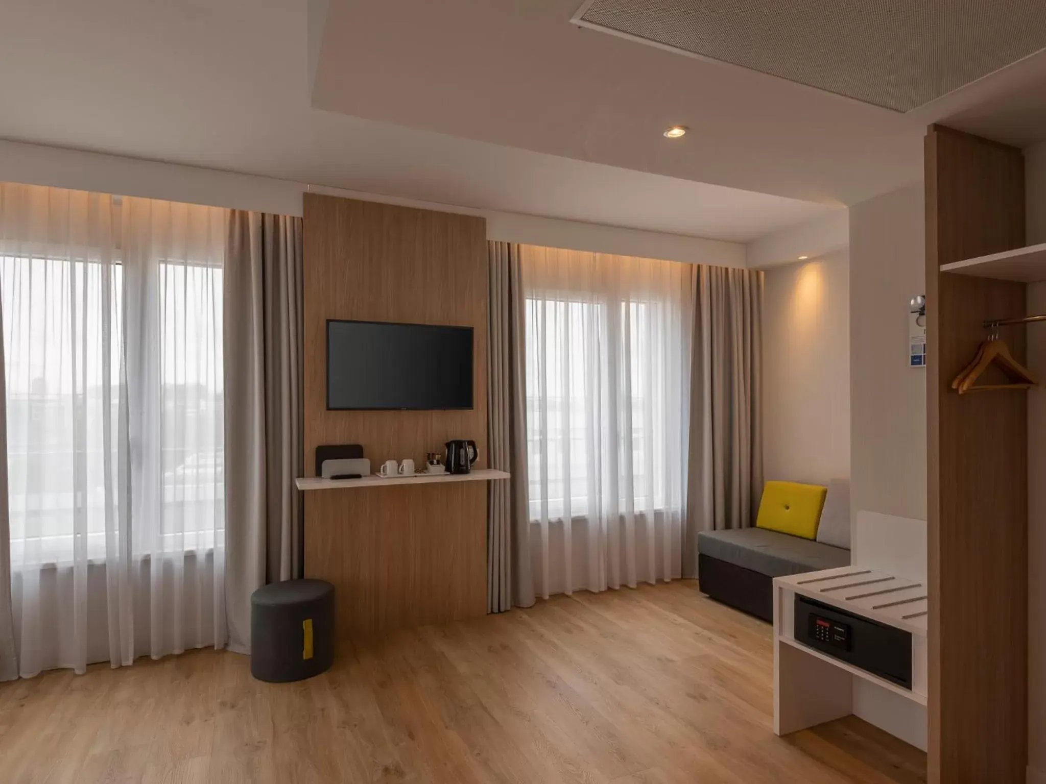 Bed, TV/Entertainment Center in Holiday Inn Express Munich - City East, an IHG Hotel