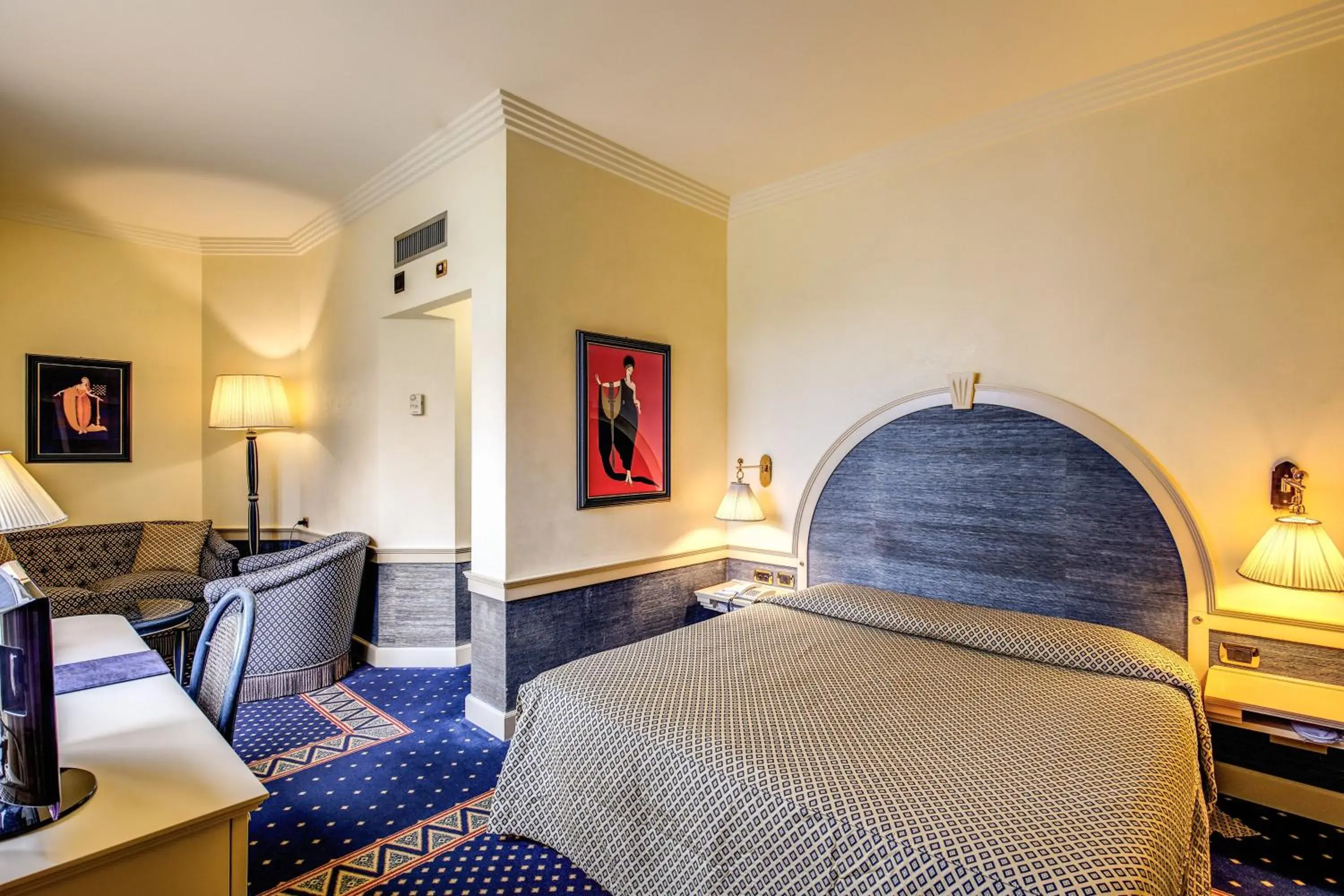 TV and multimedia, Bed in Hotel Auriga