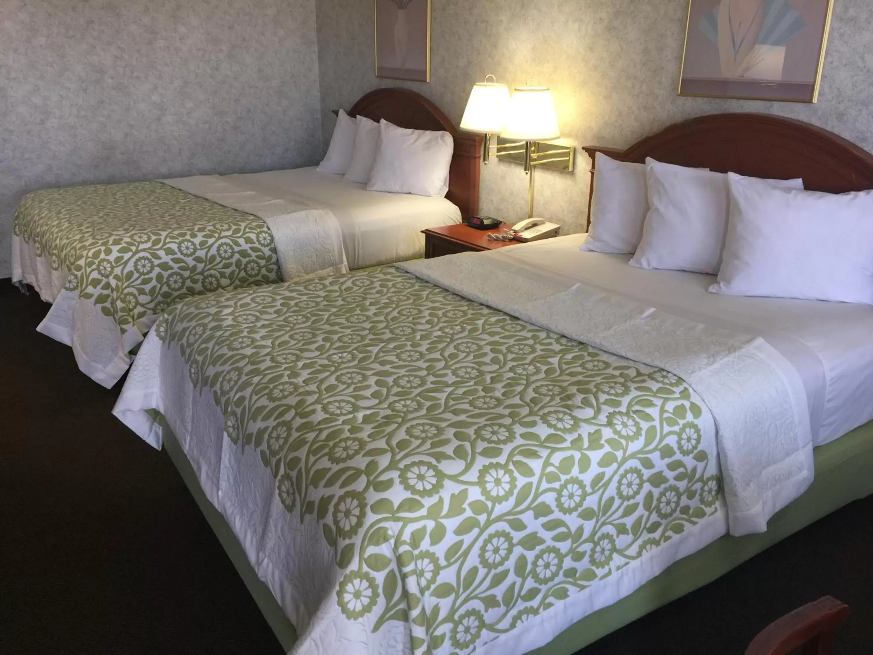 Bed in Days Inn by Wyndham Los Angeles LAX/ Redondo&ManhattanBeach