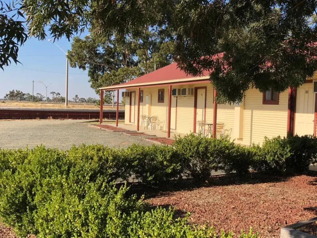 Property Building in Outback Quarters- Motel Hay