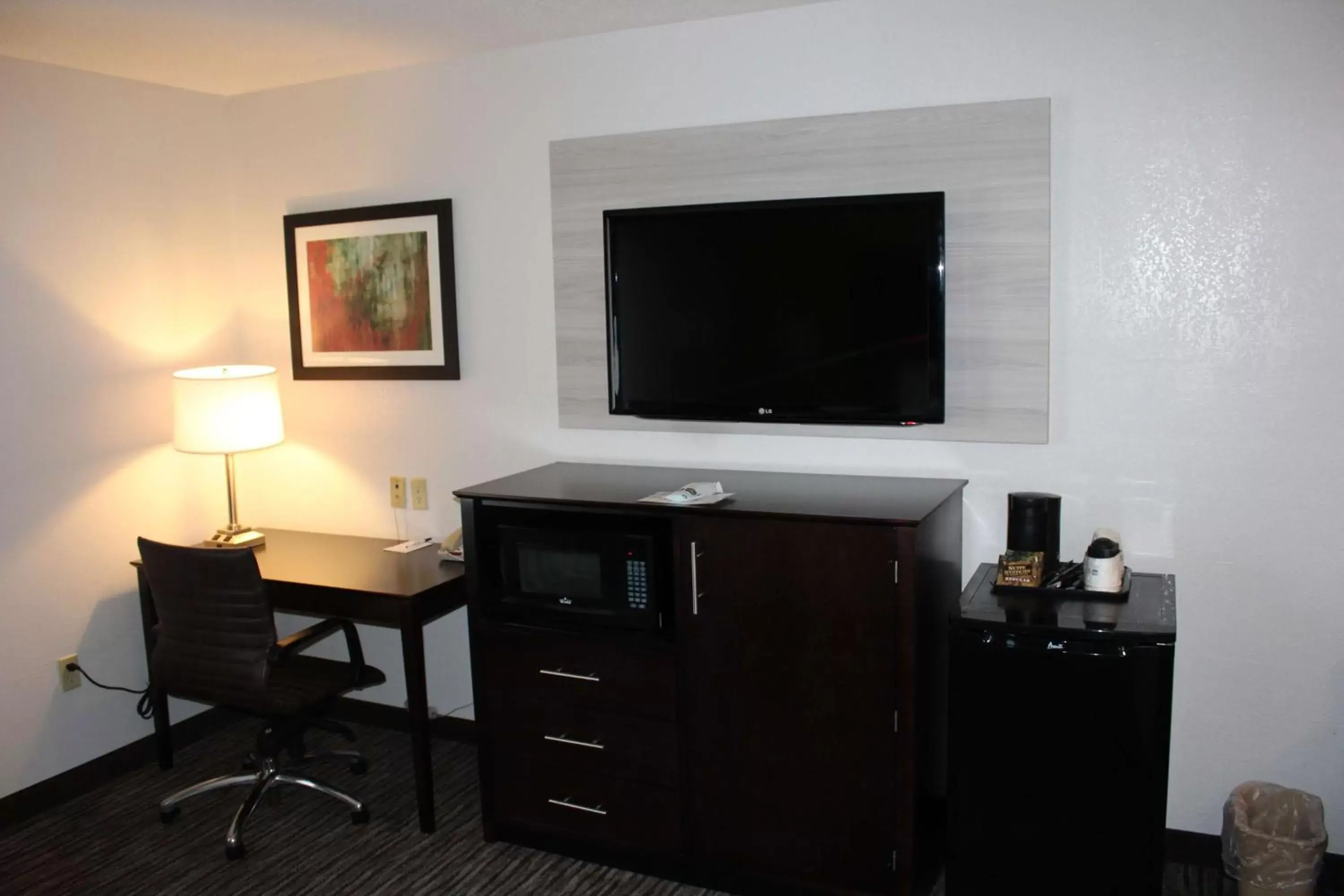 Photo of the whole room, TV/Entertainment Center in Best Western Magnolia Inn and Suites