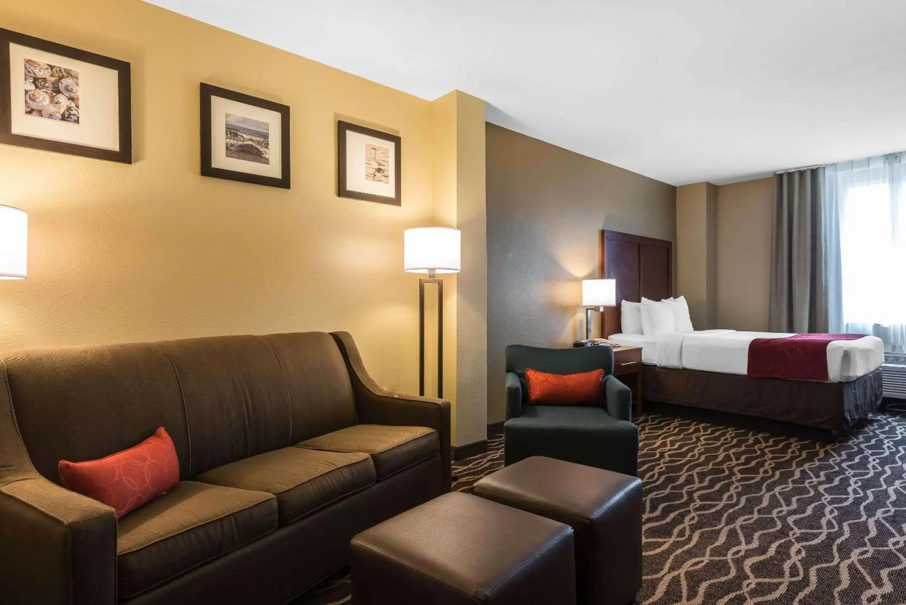 Photo of the whole room, Seating Area in Comfort Suites Tampa Airport North