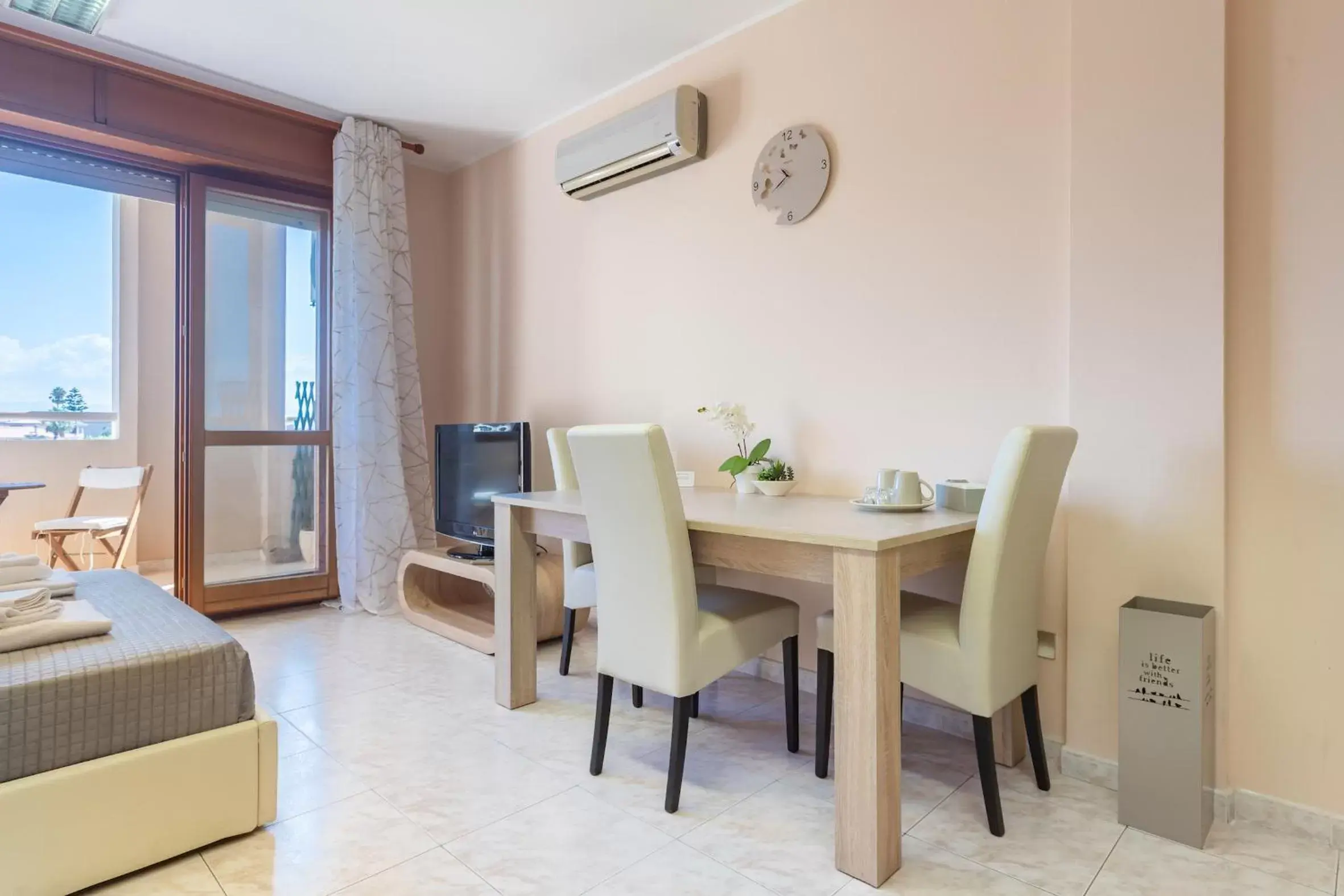 Photo of the whole room, Dining Area in Residenze Su Planu