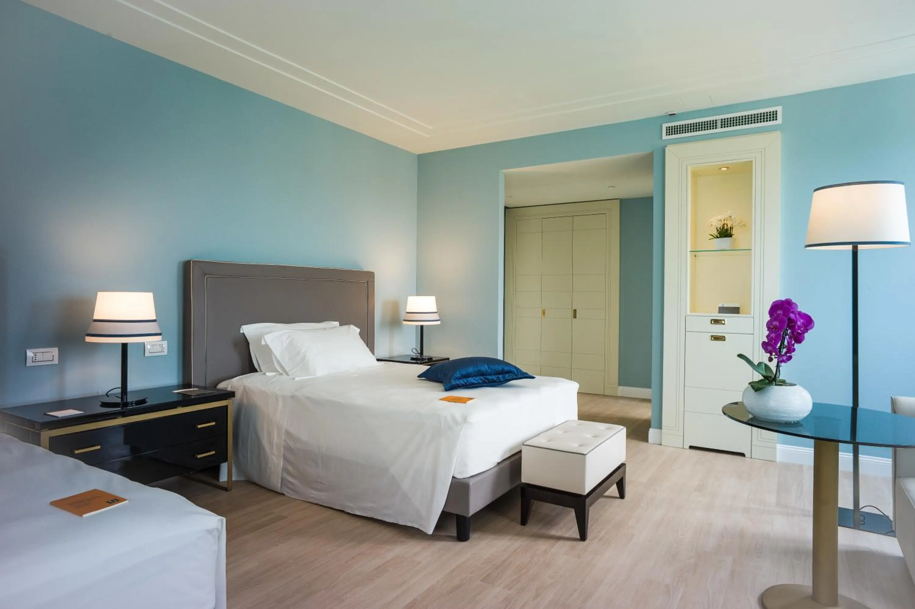 Photo of the whole room, Bed in Turin Palace Hotel