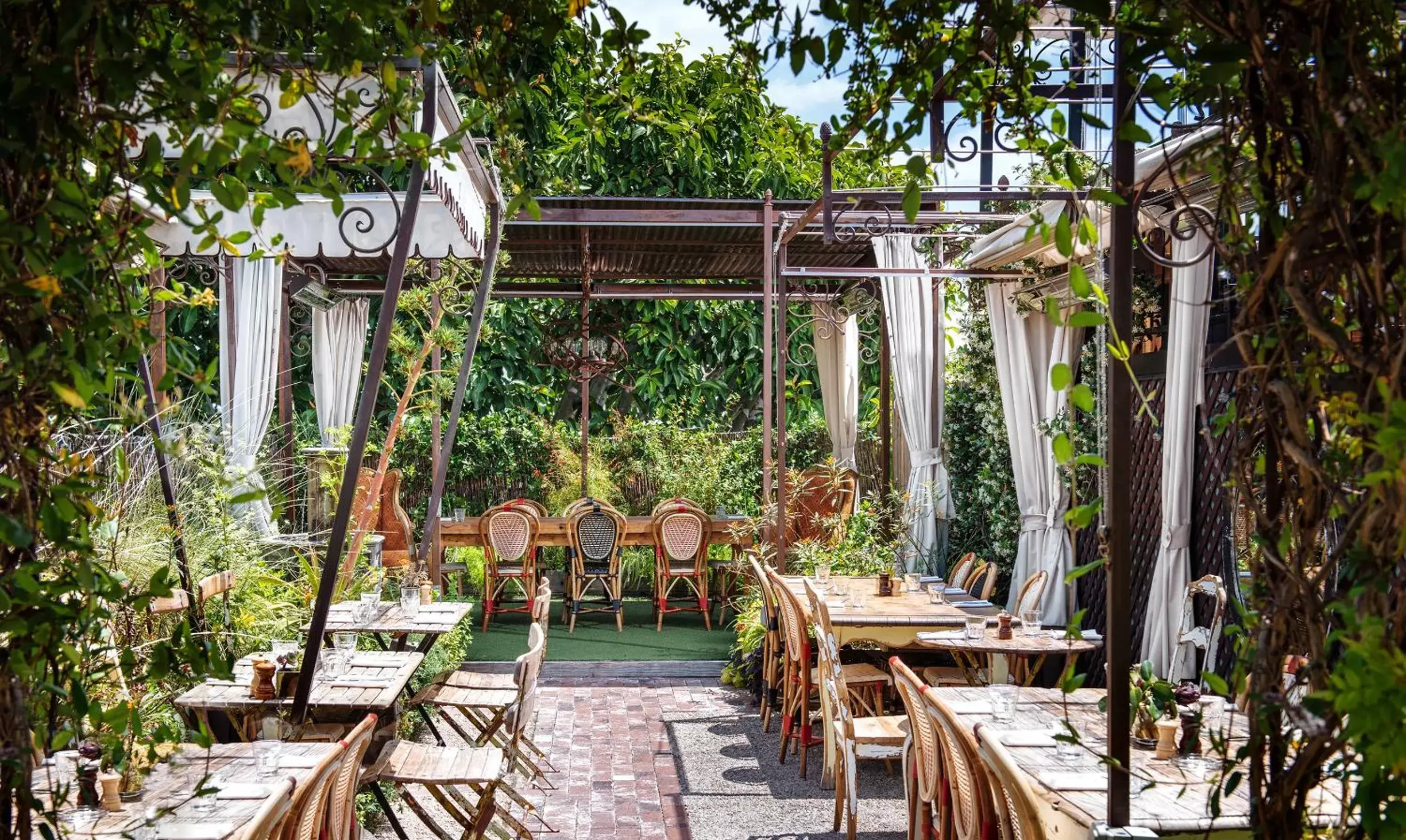 Restaurant/places to eat in Petit Ermitage Restaurant/places to eat in Petit Ermitage