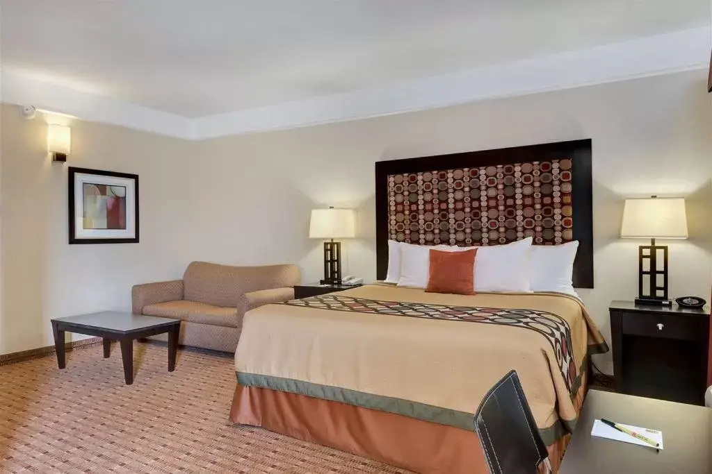 Bed in Super 8 by Wyndham Hidalgo at La Plaza Mall & Mcallen Airport