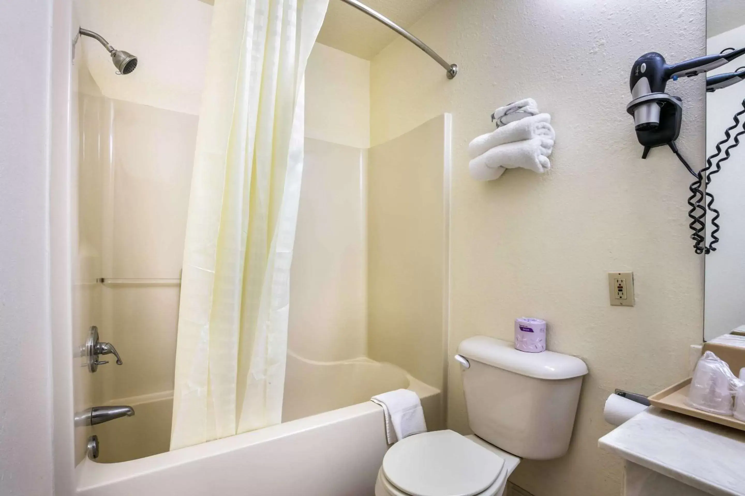 Bathroom in Econo Lodge & Suites Brinkley