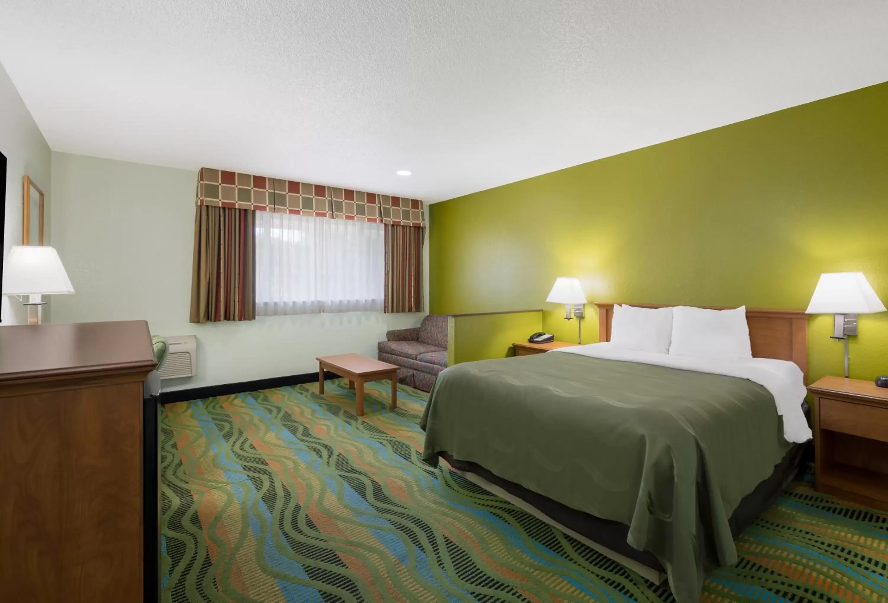Bed in Quality Inn & Suites Medford Airport