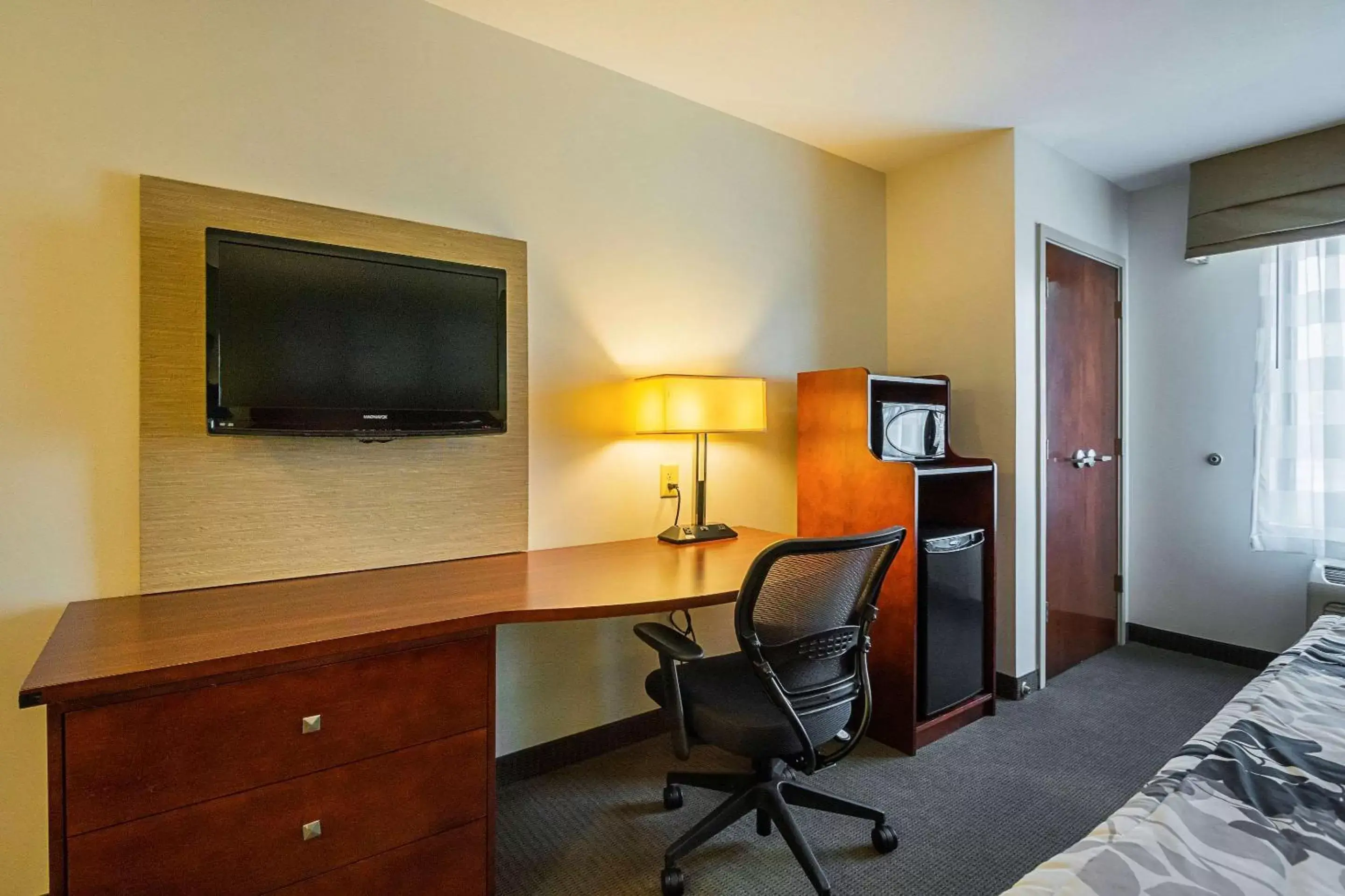 Photo of the whole room, TV/Entertainment Center in Sleep Inn & Suites Manchester