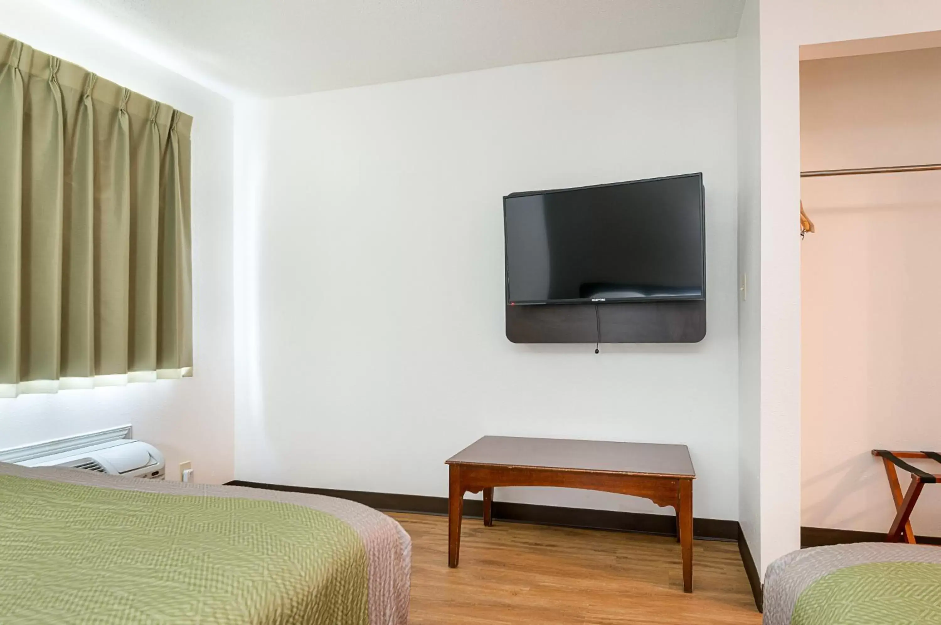 Bedroom, Seating Area in Motel 6-New Iberia, LA